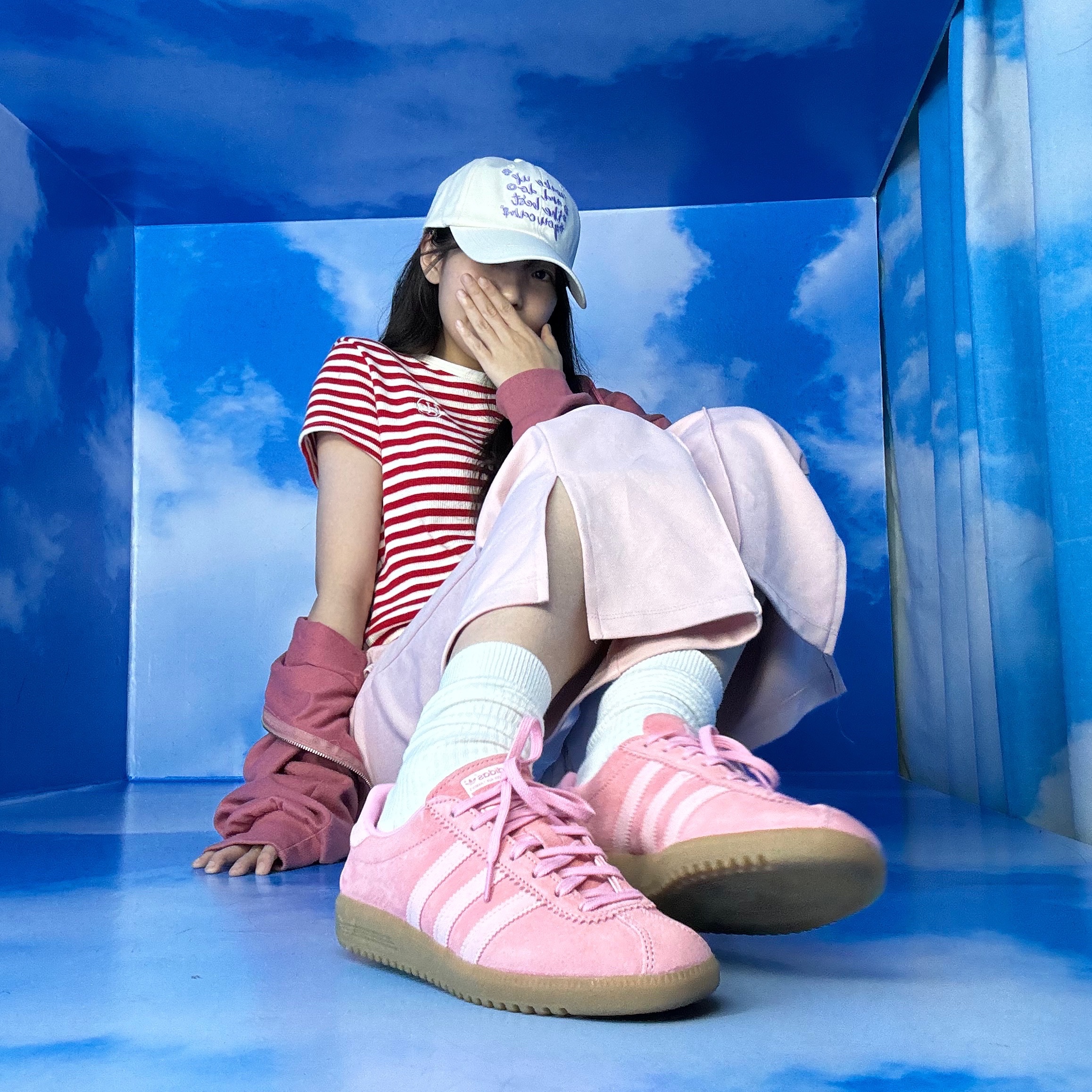 Adidas Bermuda Glow Pink 착용 스타일