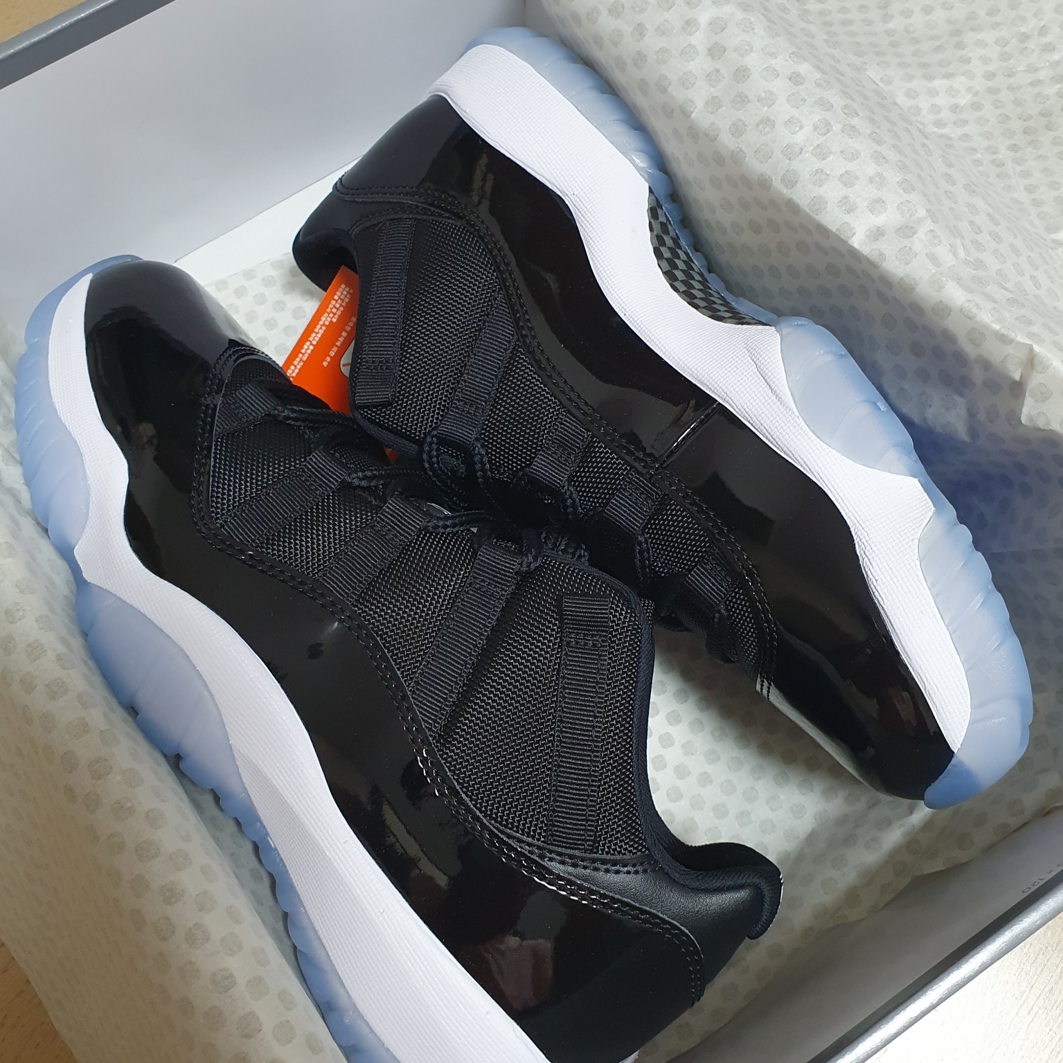Jordan 11 Retro Low Black and Varsity Royal 착용 스타일 - 1