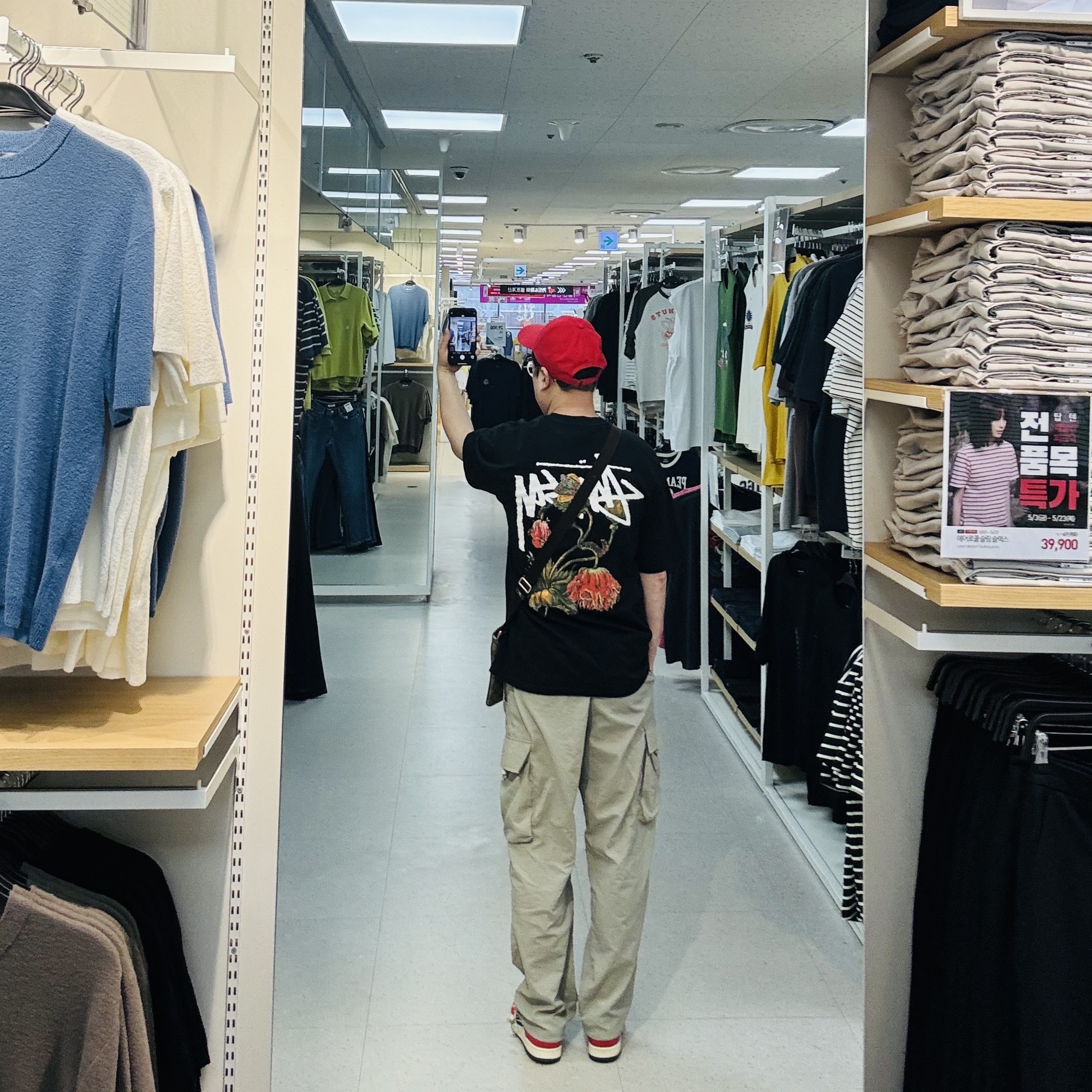 Nike Heritage 86 Futura Washed Cap University Red, Stussy Withered Flower T-Shirt Black 착용 스타일 - 2