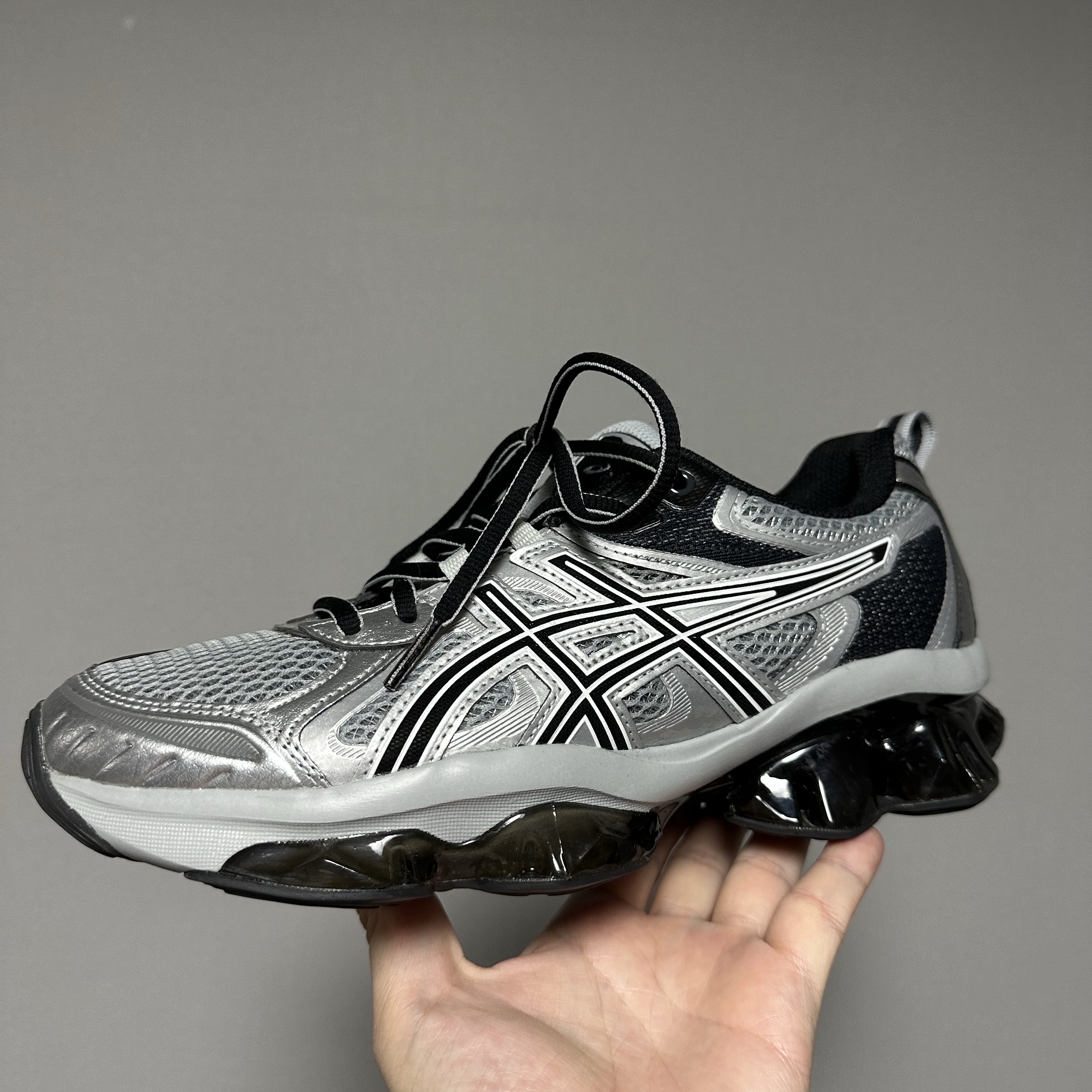 Asics Gel-Quantum Kinetic Mid Grey Pure Silver 착용 스타일 - 1