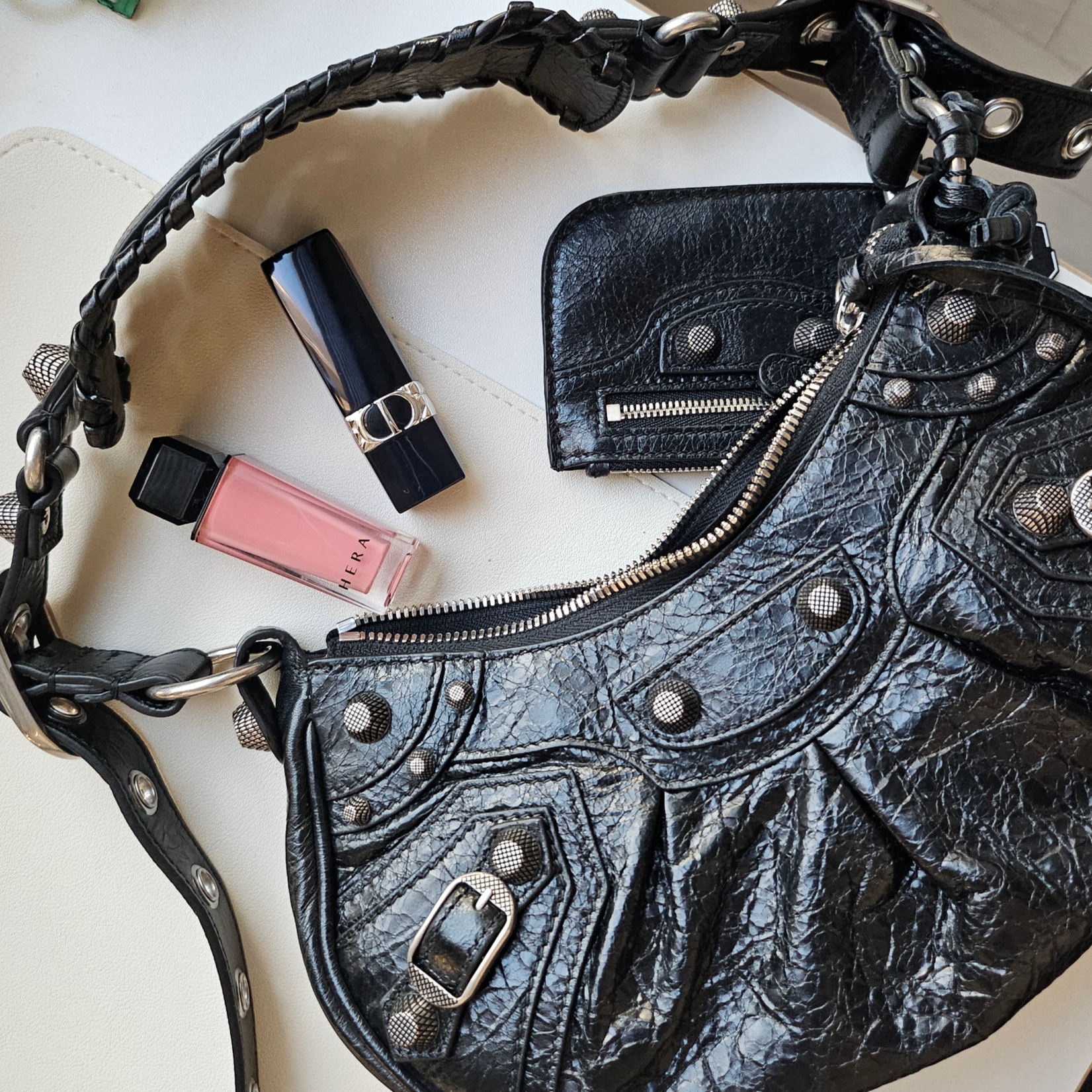 Balenciaga Arena Lambskin Le Cagole XS Shoulder Bag Black 착용 스타일