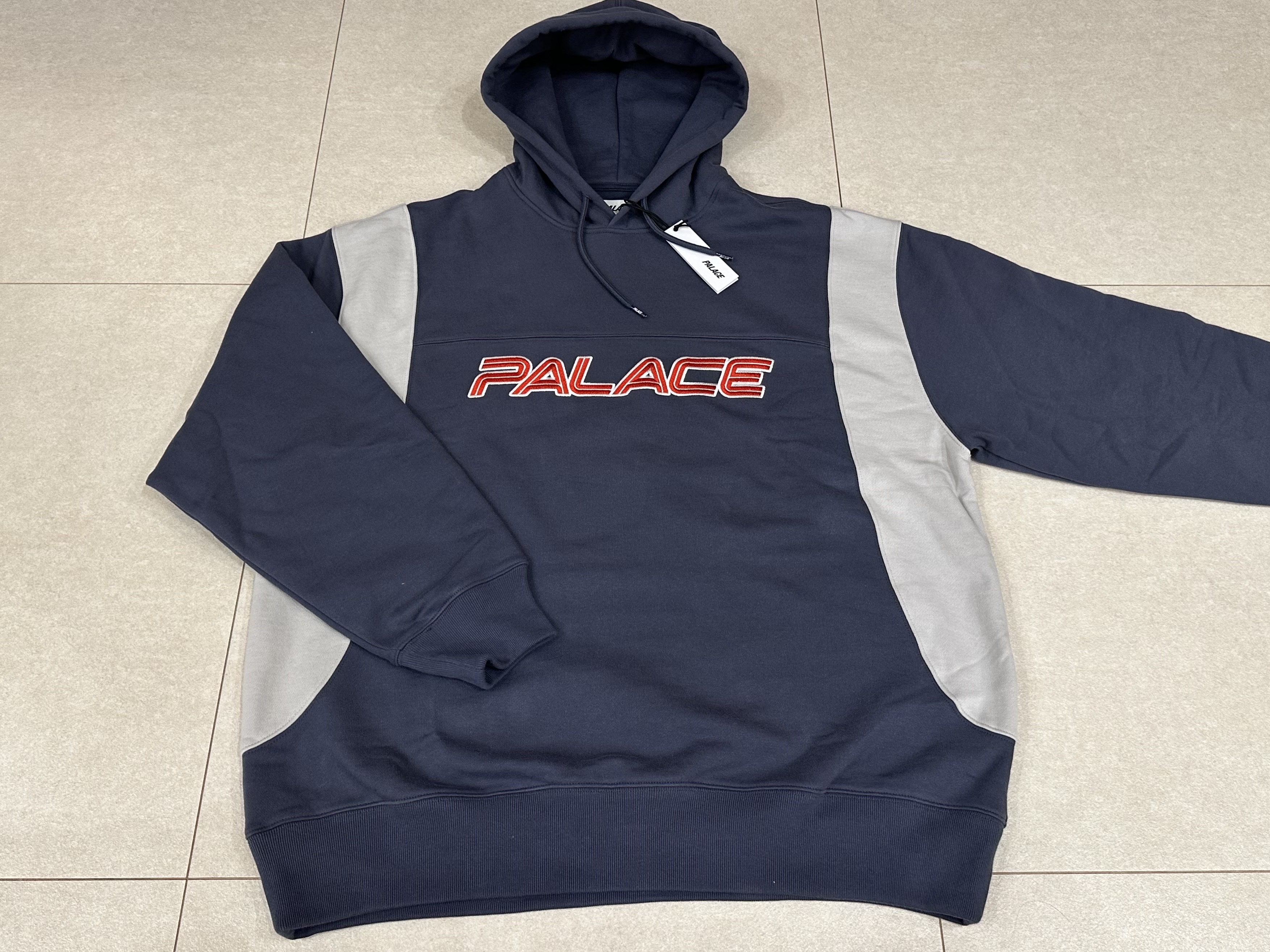 Palace Font Ceramic Dog Bowl Blue - 24SS, Palace Lucky Cat Money Bank White - 24SS 착용 스타일 - 7