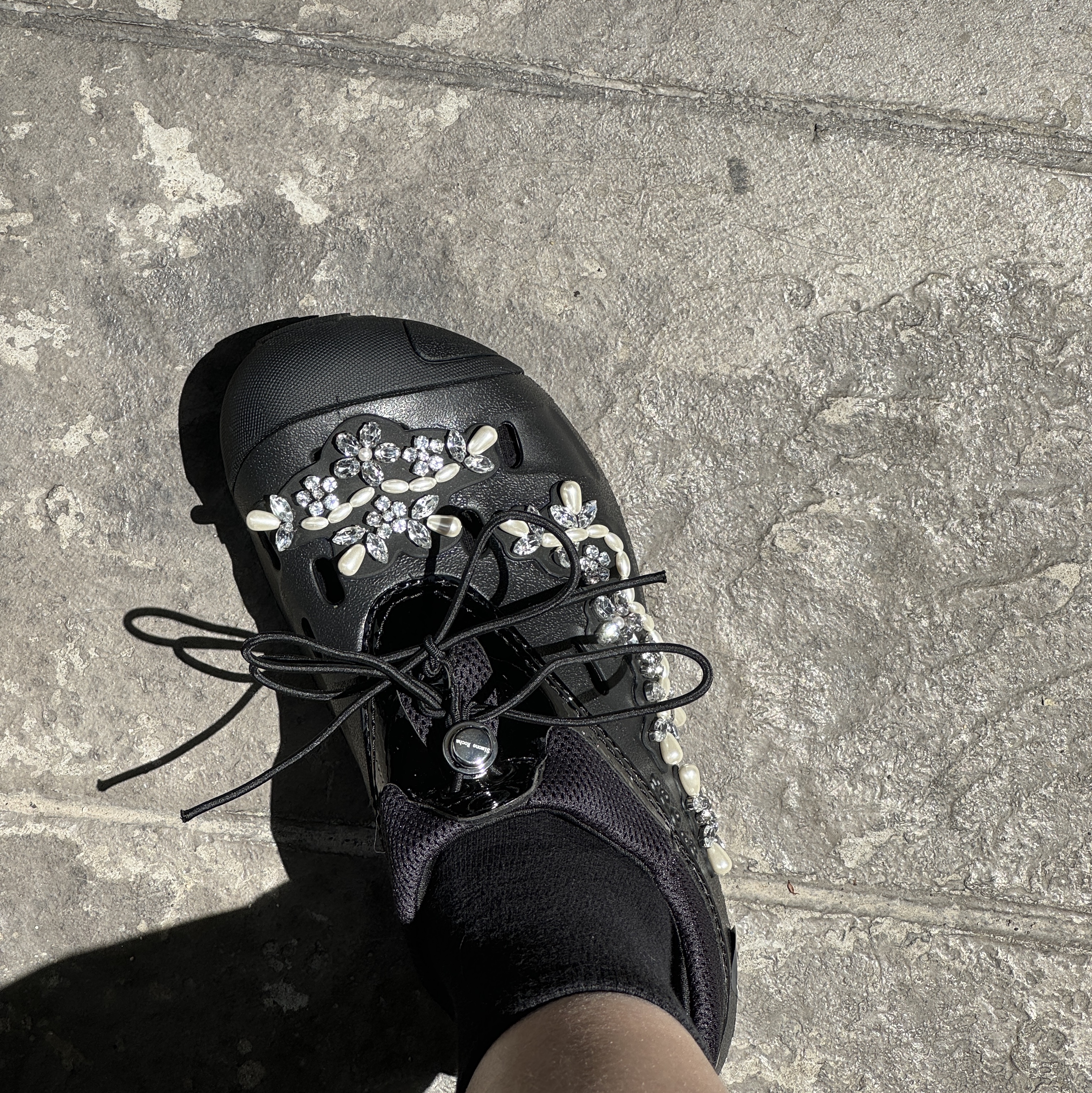 (W) Crocs x Simone Rocha Quick Trail Low Black 착용 스타일