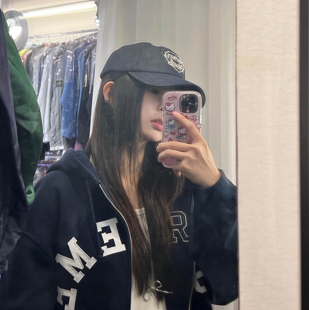 Supreme x Champion Zip Up Hooded Sweatshirt Ash Grey - 24SS, Human Made 6 Panel Cap #1 Pink 착용 스타일 - 3