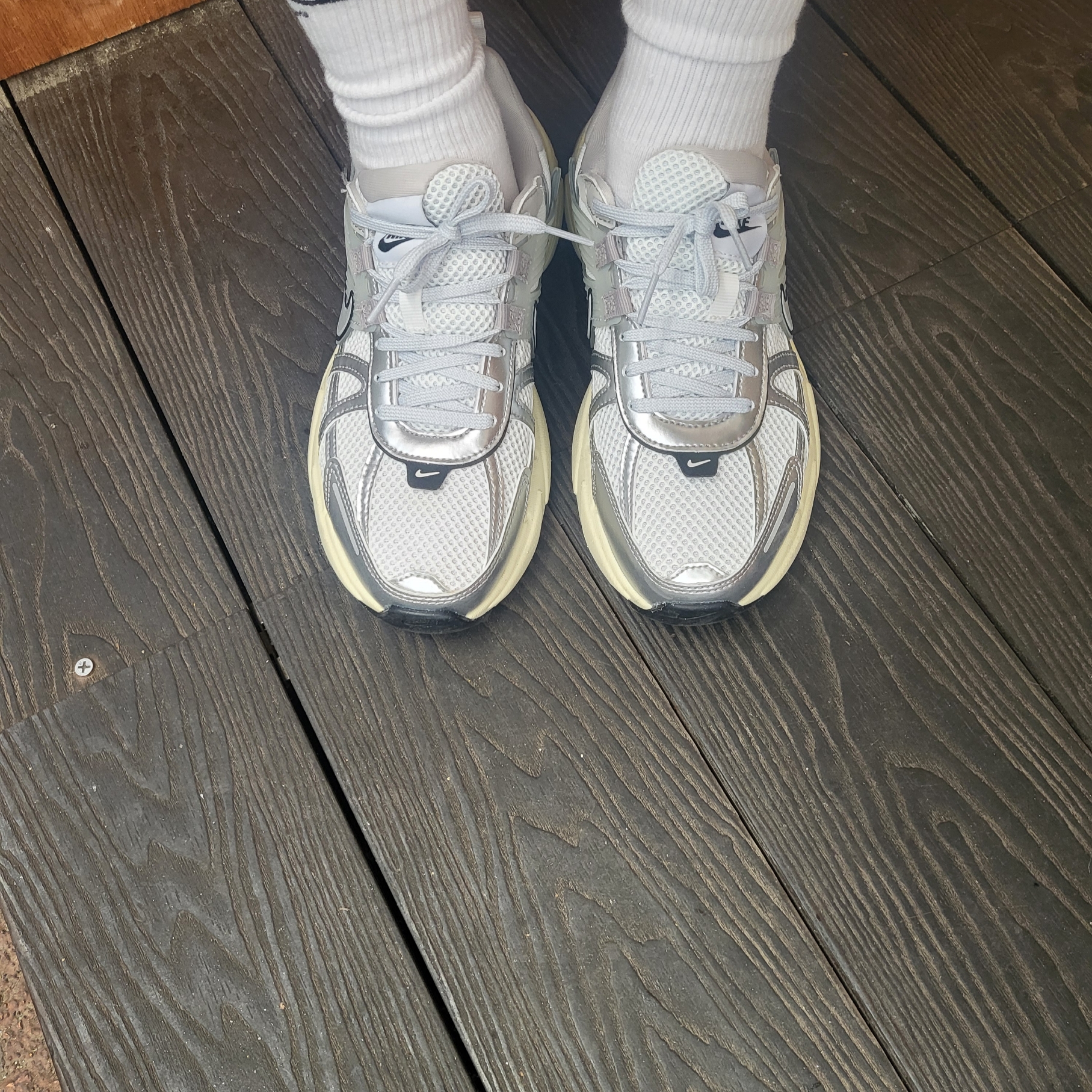 Nike V2K Run Summit White Metallic Silver 착용 스타일