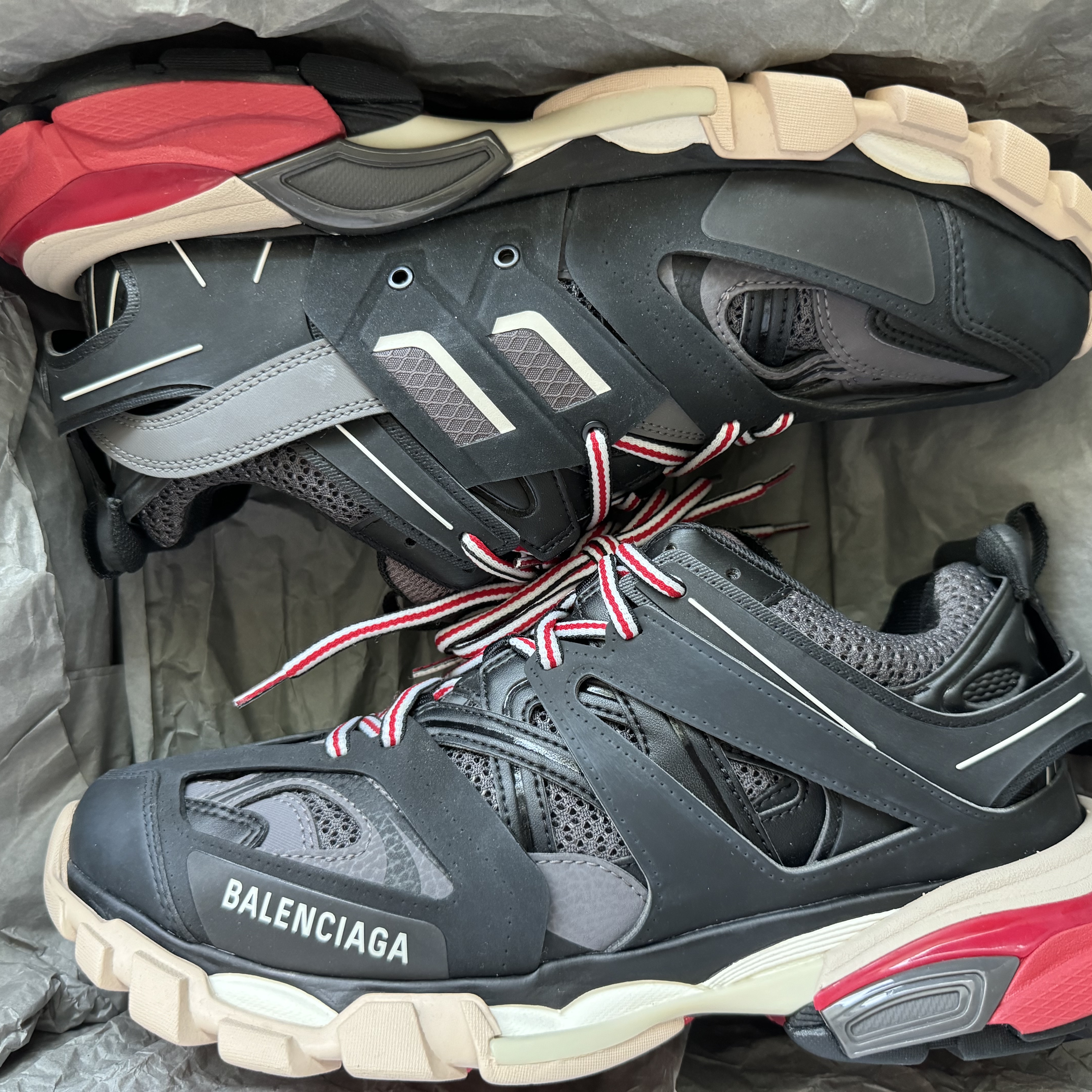 Balenciaga Track Sneakers Black Red 2019 착용 스타일 - 1