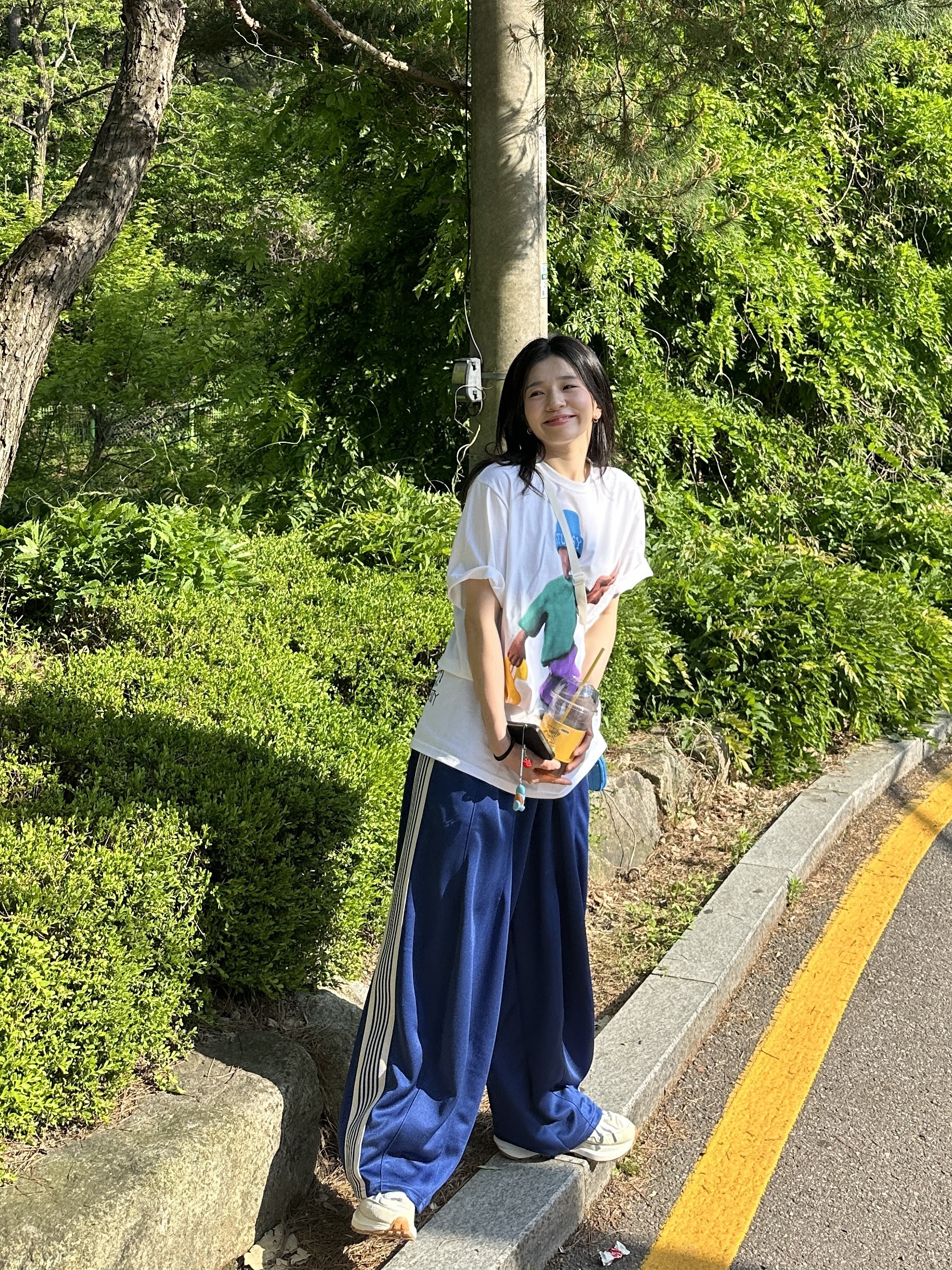Needles H.D. Track Pants Poly Smooth Royal, Nike x Sacai VaporWaffle White and Gum 착용 스타일 - 3