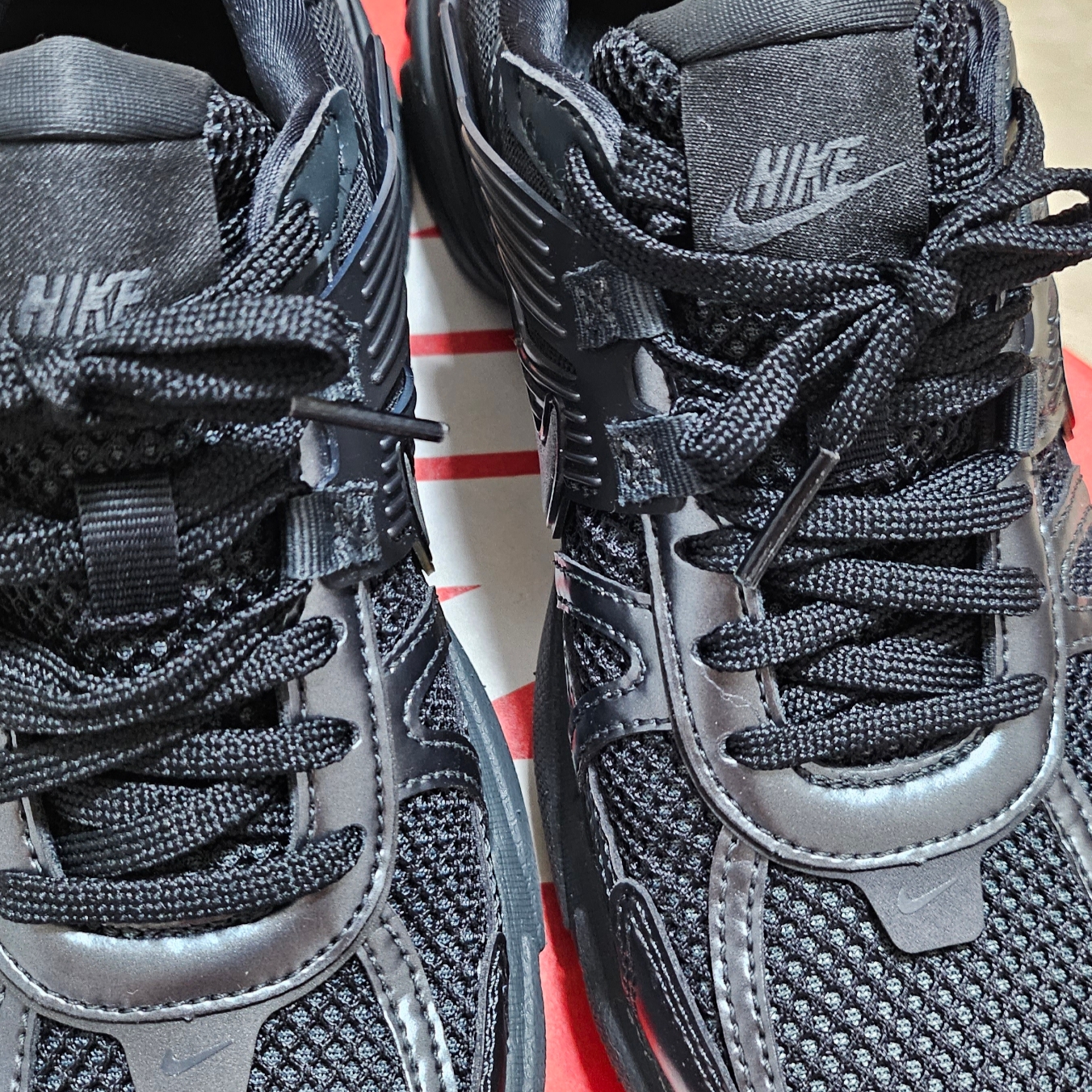 Nike V2K Run Black Anthracite 착용 스타일 - 3