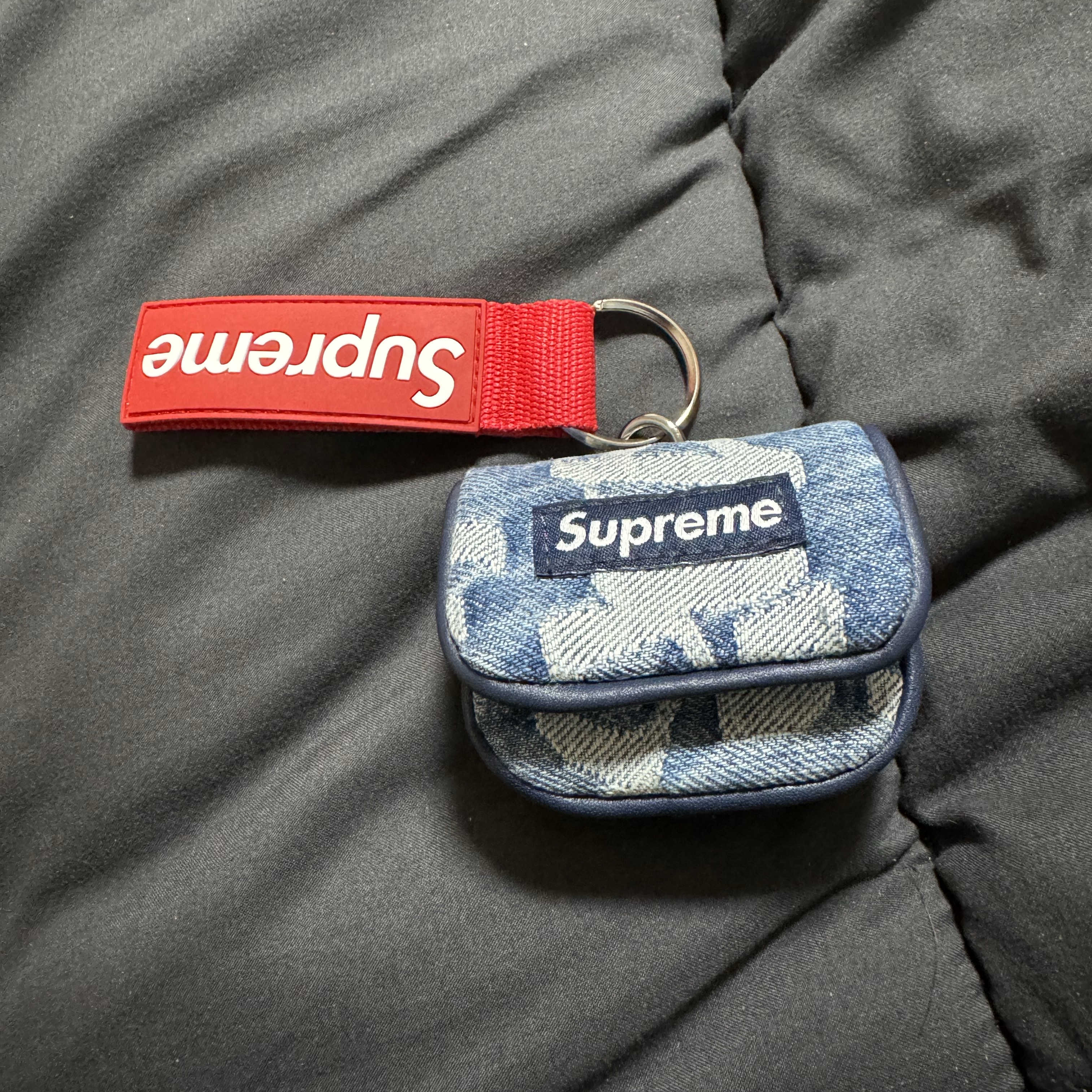 Supreme Fat Tip Jacquard Denim AirPods Case Blue - 22SS, Supreme Webbing Keychain Red - 23SS 착용 스타일