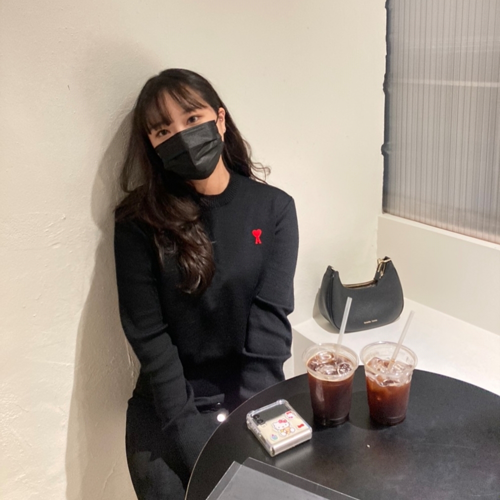 (W) AMI De Coeur Sweater Black Red 착용 스타일