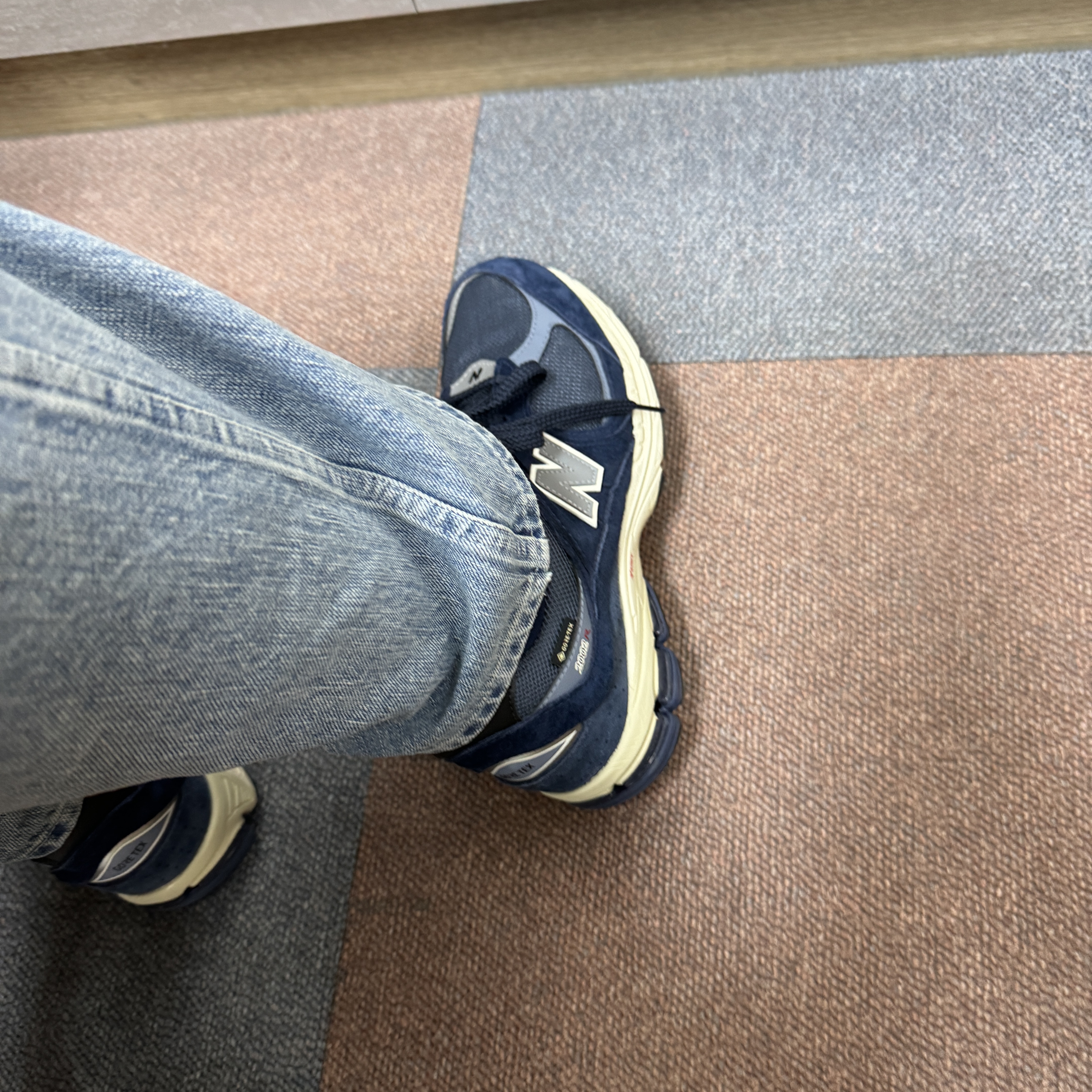 New Balance 2002R Gore-Tex Navy Arctic Grey 착용 스타일