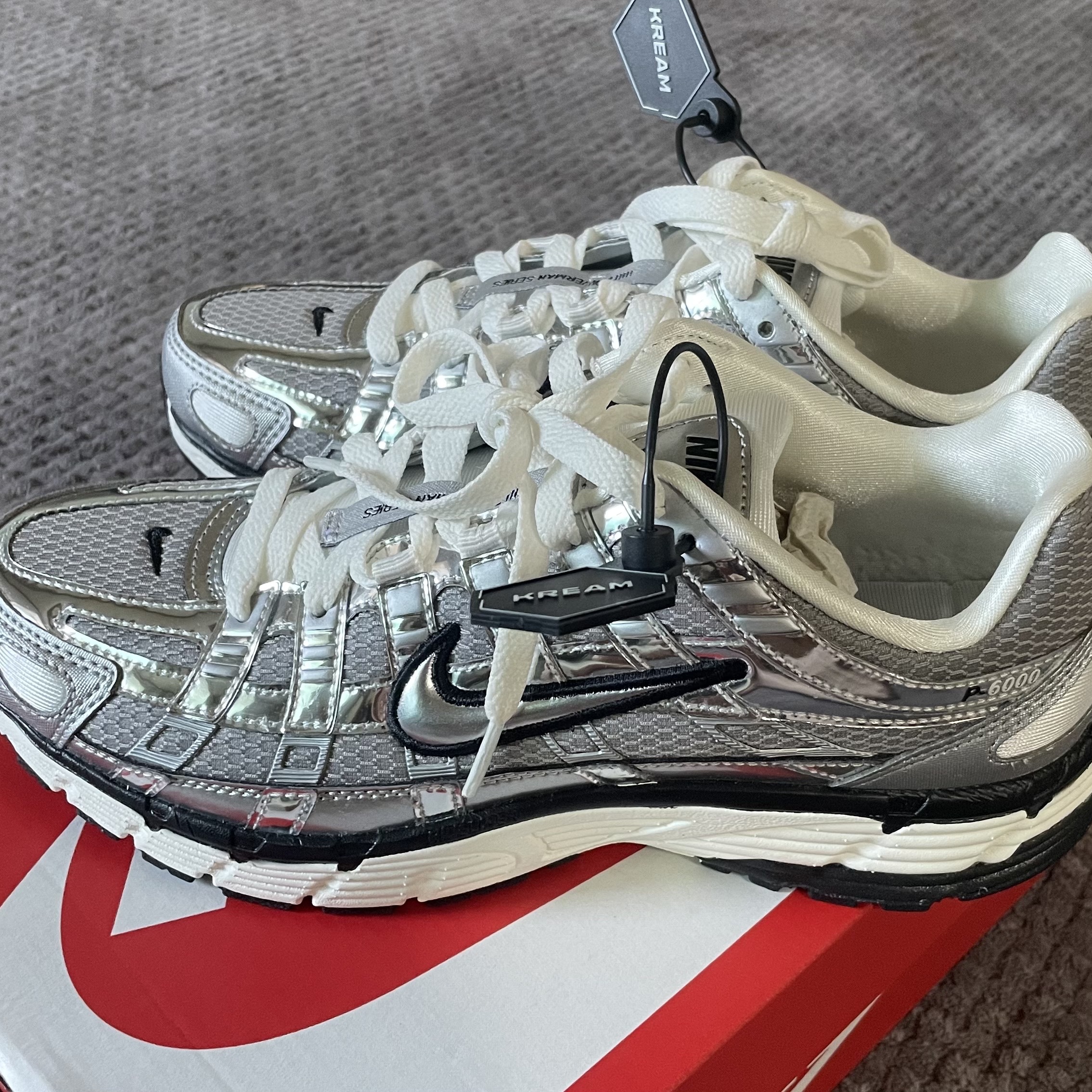 Nike P-6000 Metallic Silver 착용 스타일