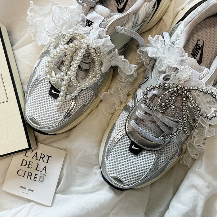 Nike V2K Run Summit White Metallic Silver 착용 스타일 - 2
