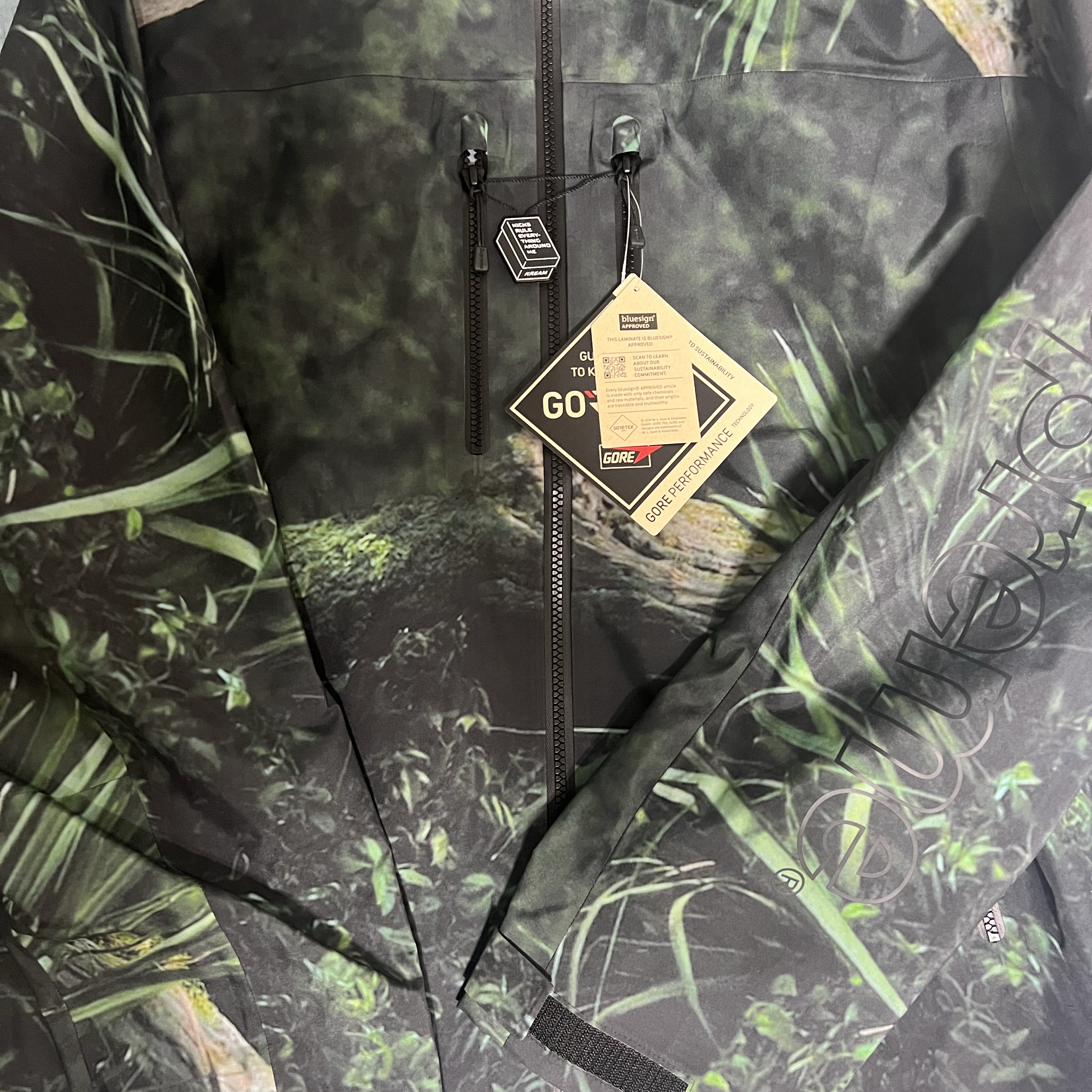 Supreme Gore-Tex Taped Seam Shell Jacket Kermit The Frog - 24SS 착용 스타일