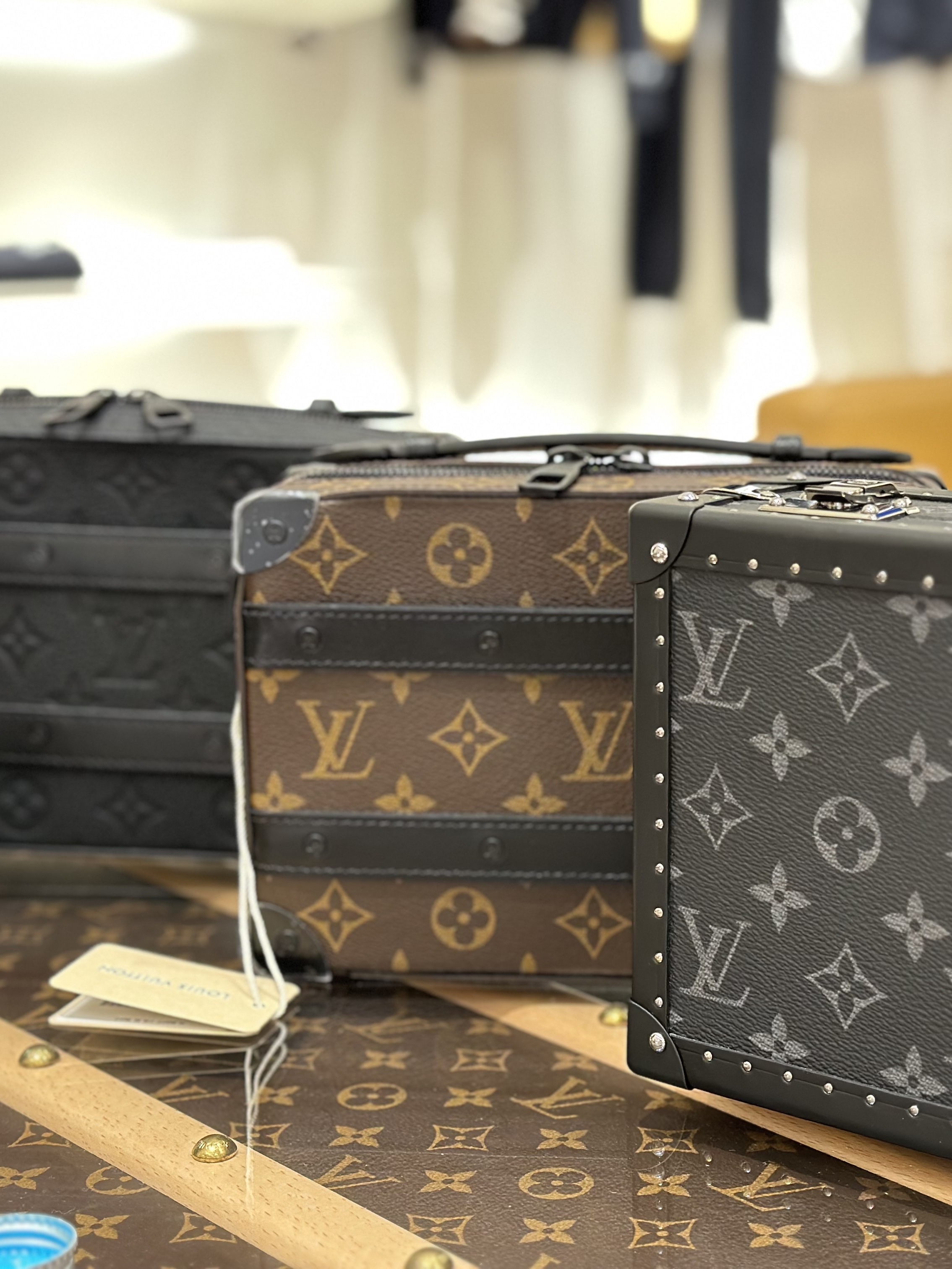 Louis Vuitton LV Trainer Maxi Sneakers Black, Louis Vuitton Keepall Bandoulier 25 Monogram Macassar Saffron Orange 착용 스타일 - 3