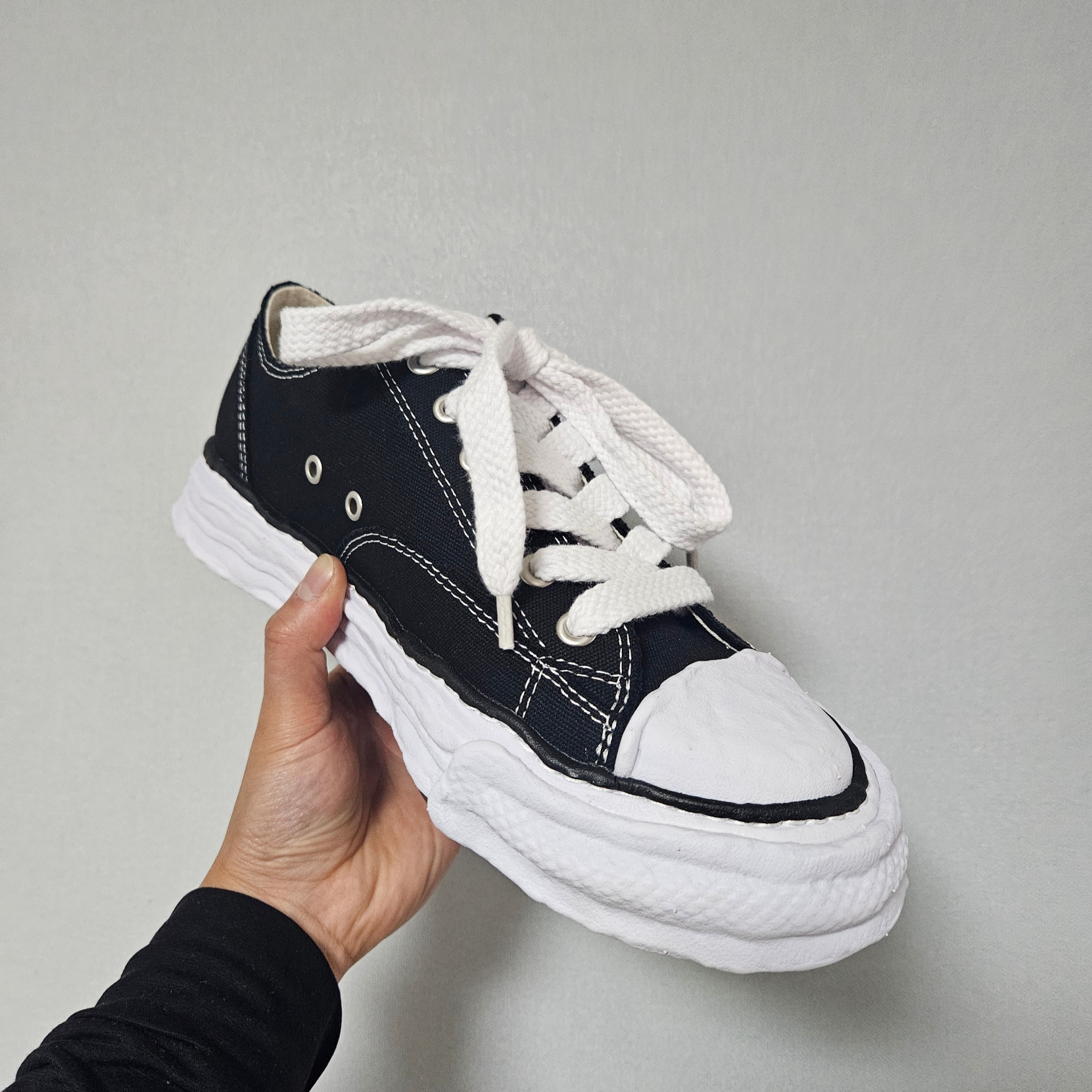 Maison Mihara Yasuhiro Peterson23 OG Sole Canvas Low-top Sneakers Black 착용 스타일
