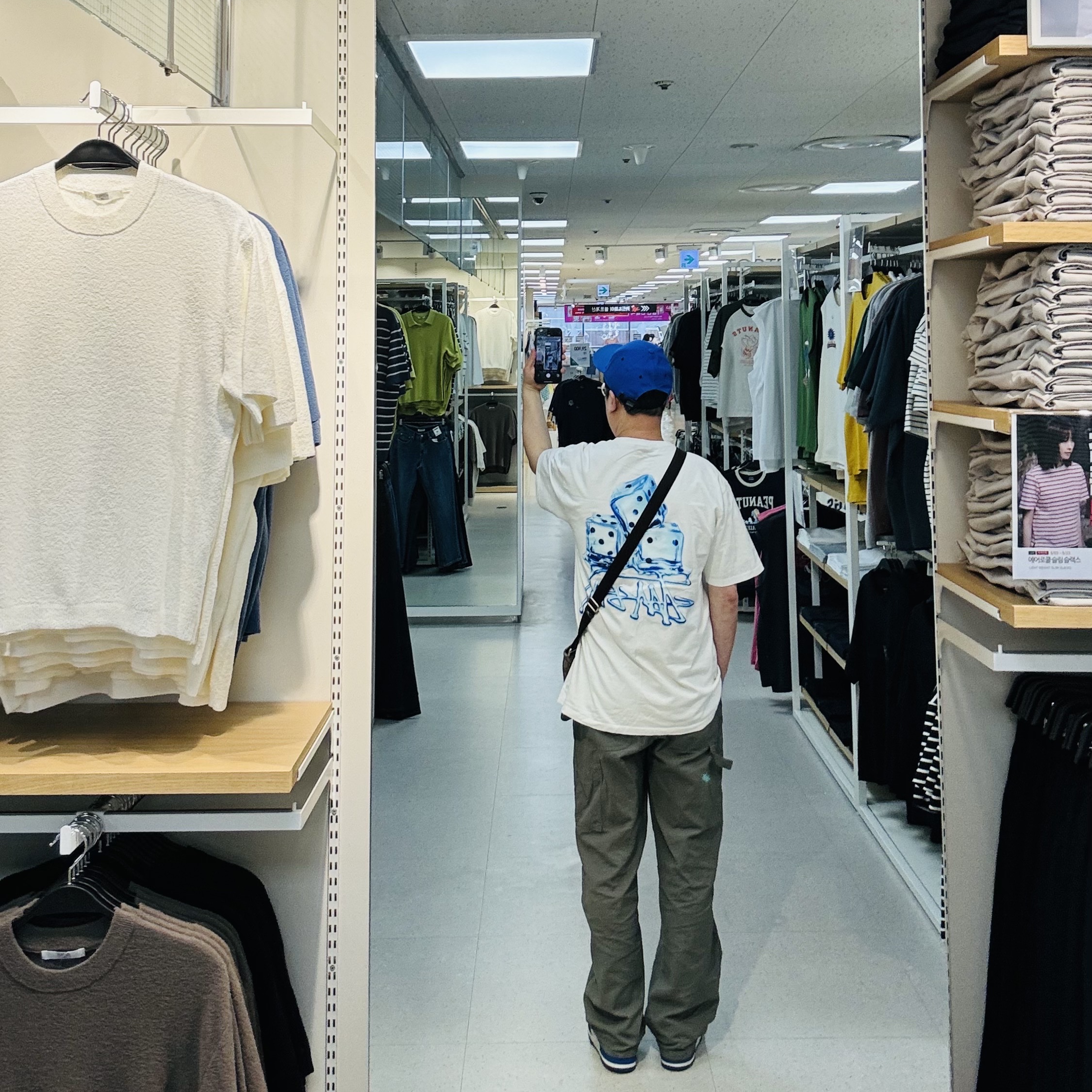 Puma x AMI Low Curve Cap Dazzling Blue, Stussy Melted T-Shirt White 착용 스타일 - 2
