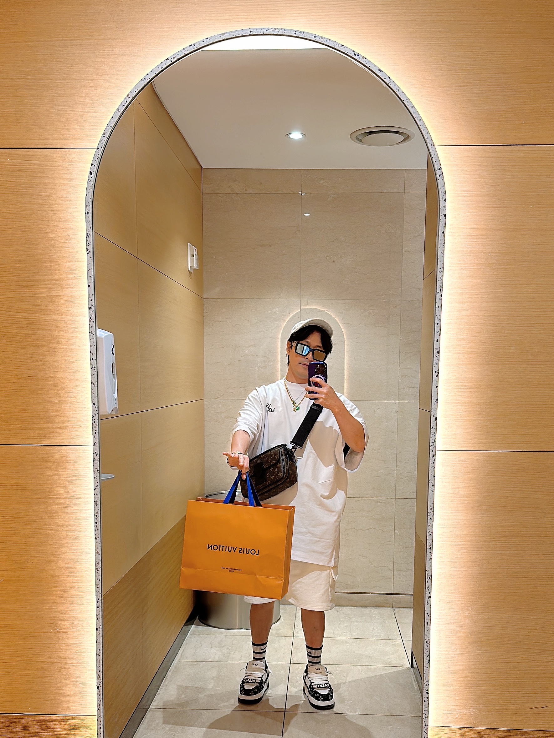 Louis Vuitton LV Trainer Maxi Sneakers Black, Louis Vuitton Keepall Bandoulier 25 Monogram Macassar Saffron Orange 착용 스타일 - 4