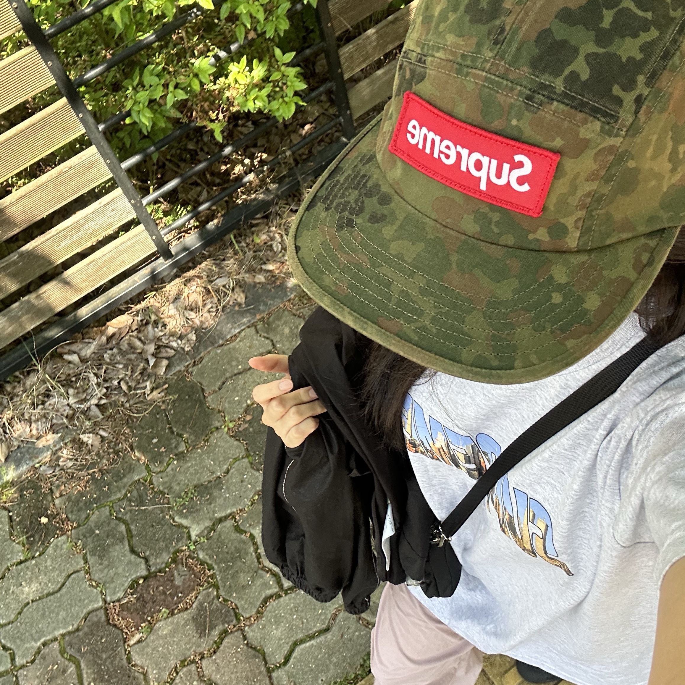 Supreme Military Camp Cap Flecktarn Camo - 23FW, Supreme Gotham T-Shirt Ash Grey - 23FW 착용 스타일