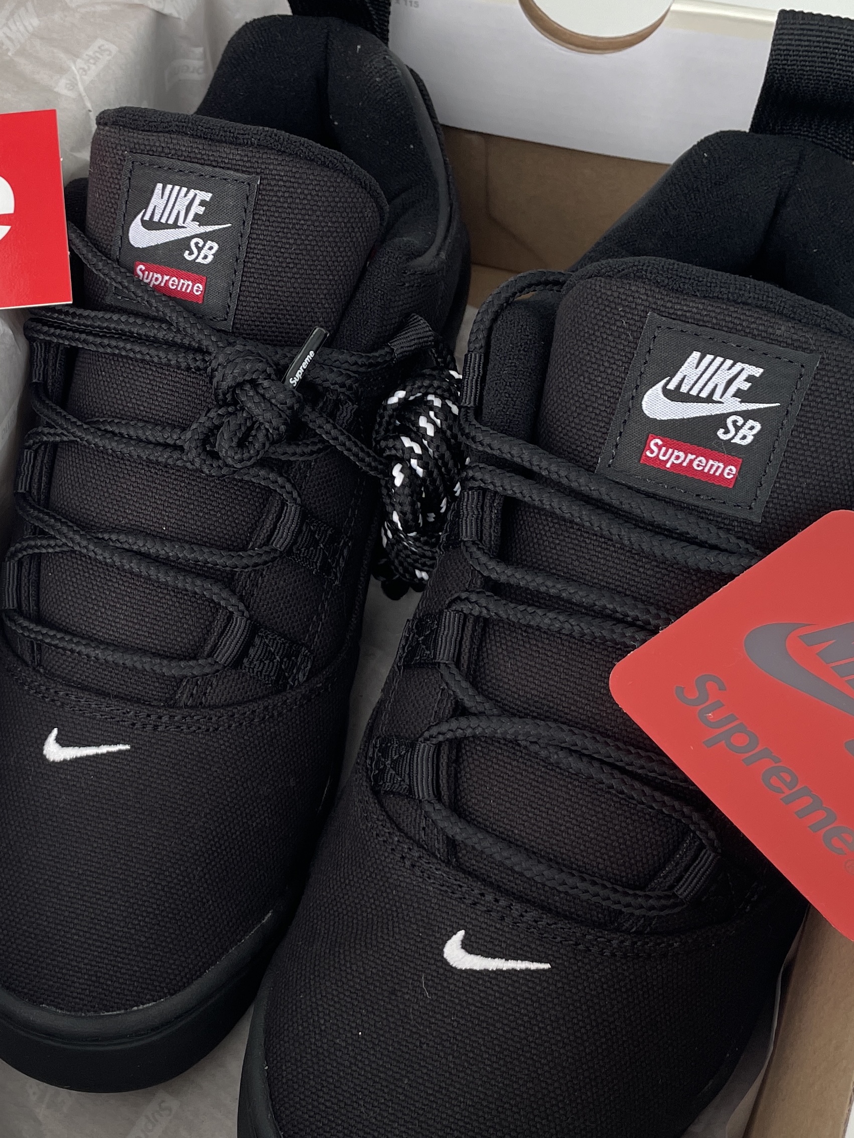 Nike x Supreme SB Darwin Low Black 착용 스타일 - 2