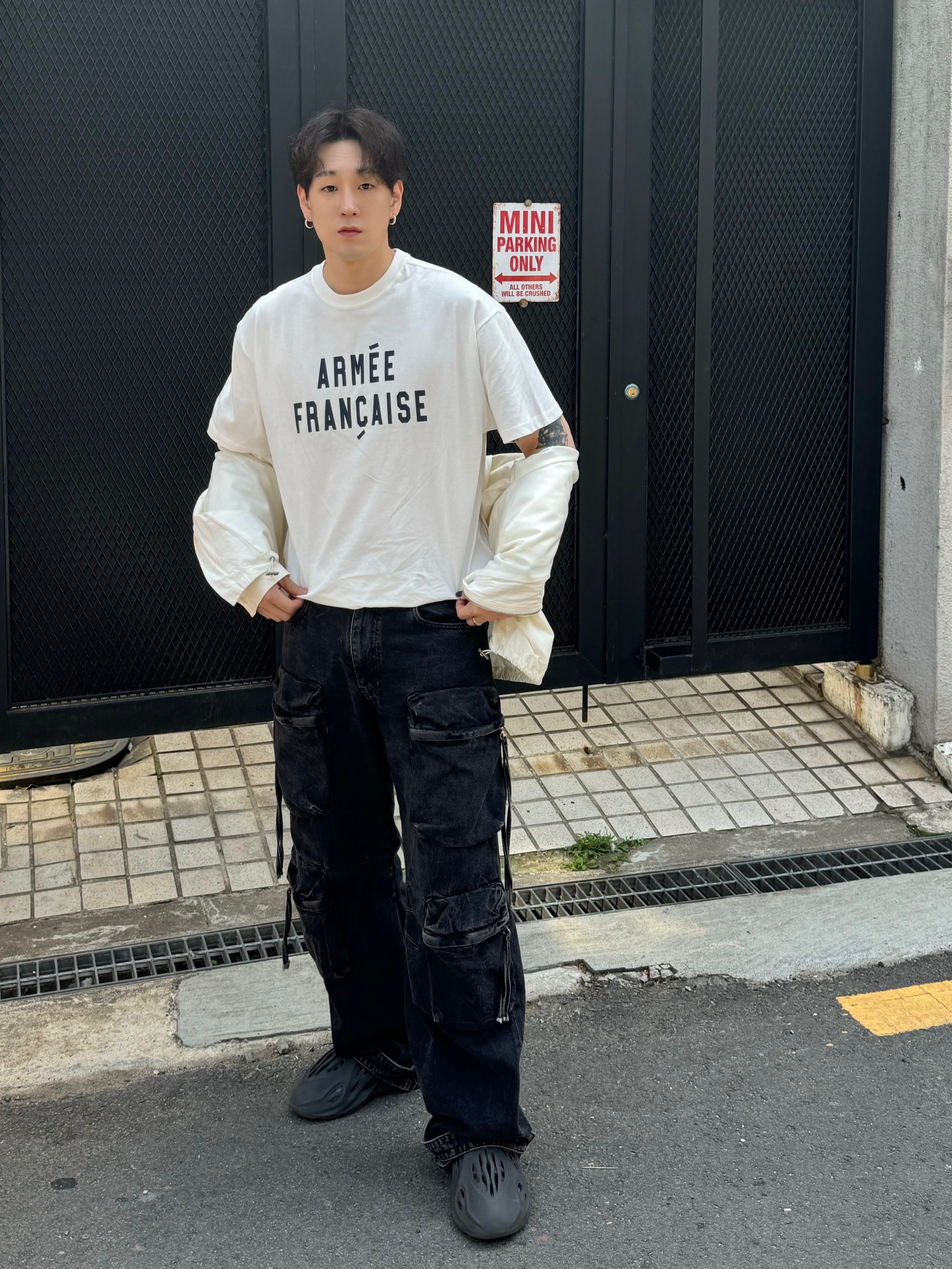 Zara Utility Pocket Jeans Gray, Zara Utility Pocket Pants Black 착용 스타일 - 2