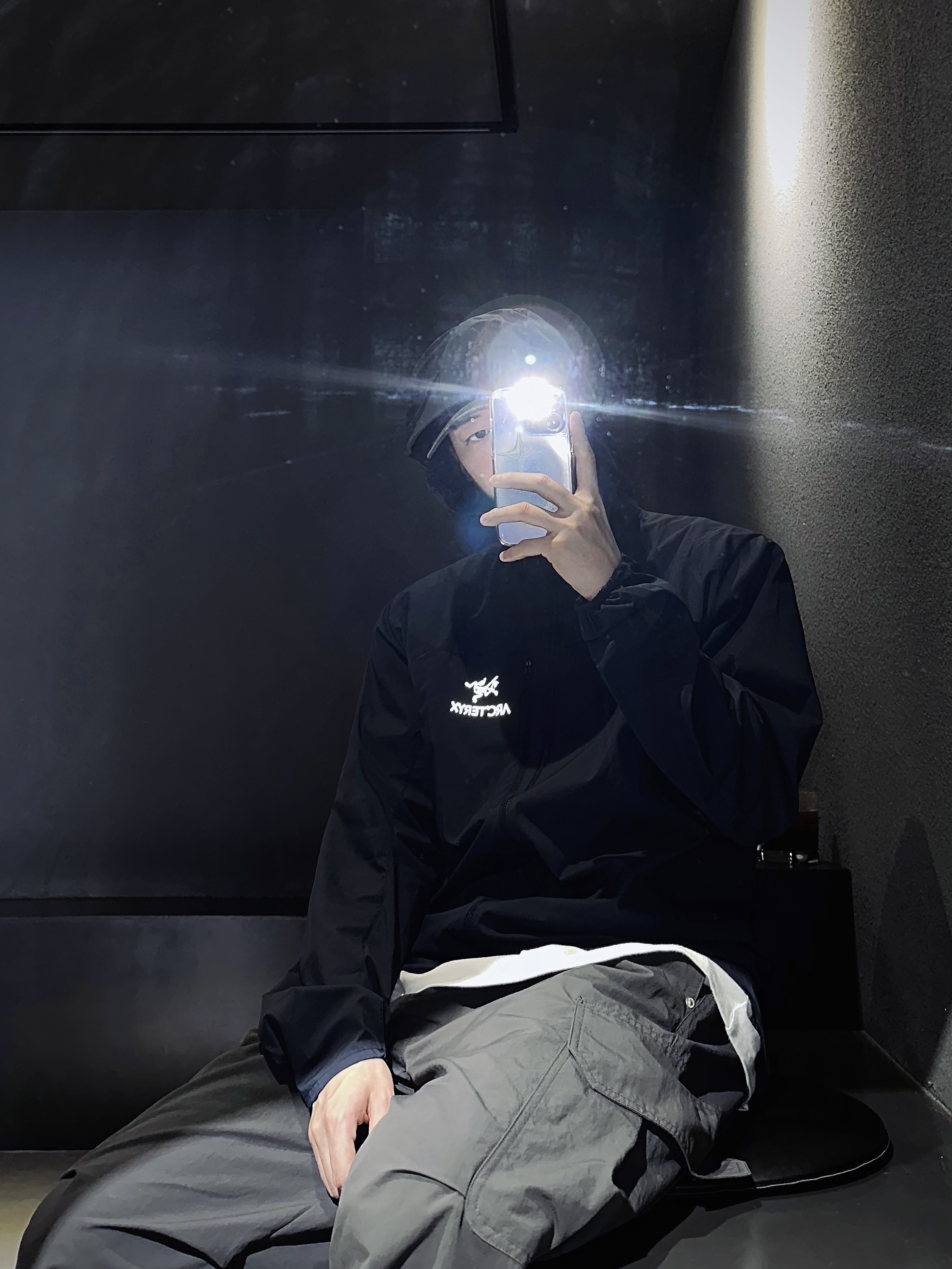 Arc'teryx Squamish Hoody Black Sapphire 착용 스타일
