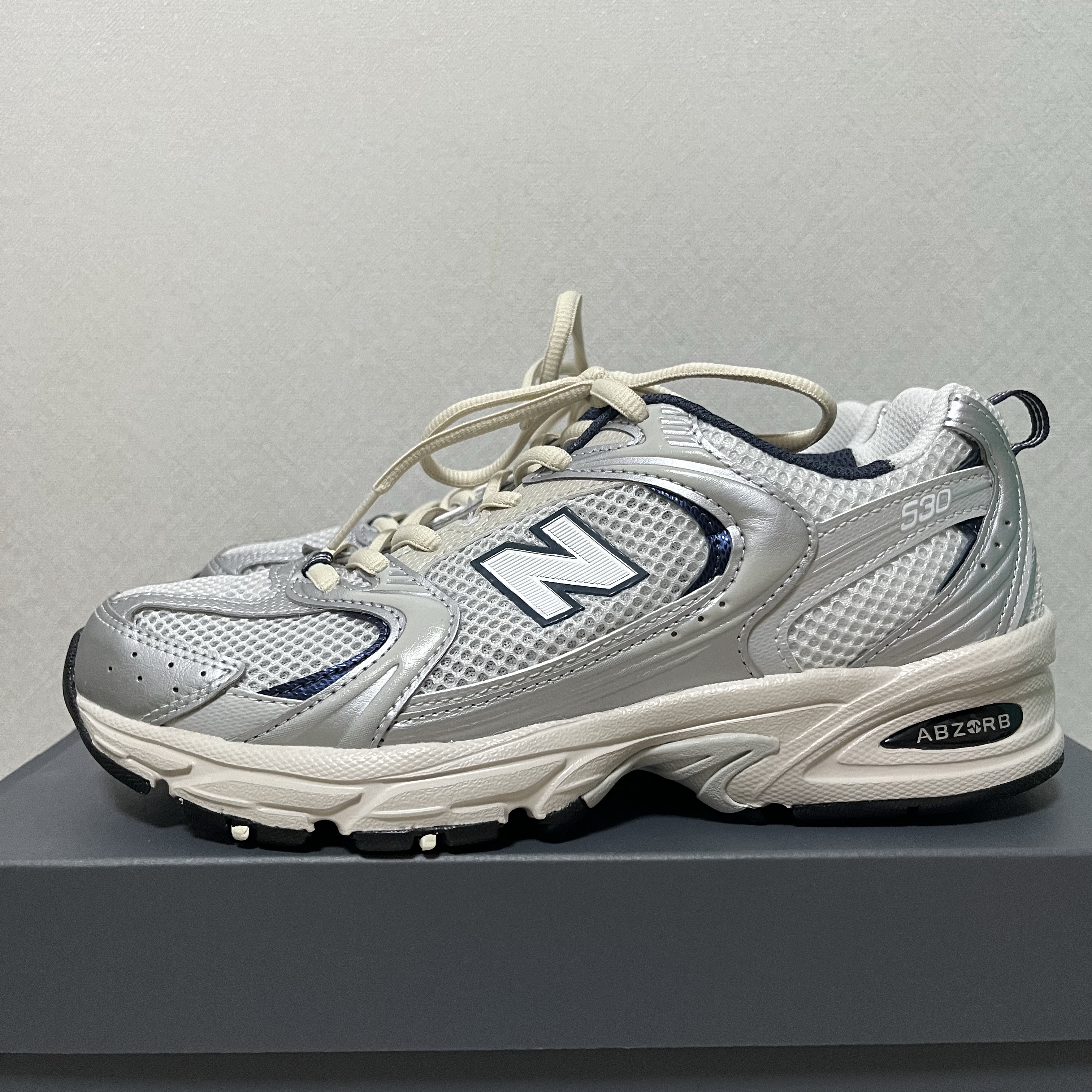 New Balance 530 Steel Grey 착용 스타일 - 2