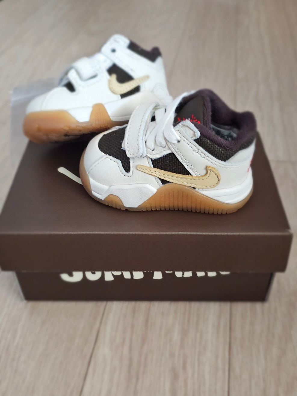 (TD) Jordan x Travis Scott Jumpman Jack TR Sail and Dark Mocha 착용 스타일 - 1