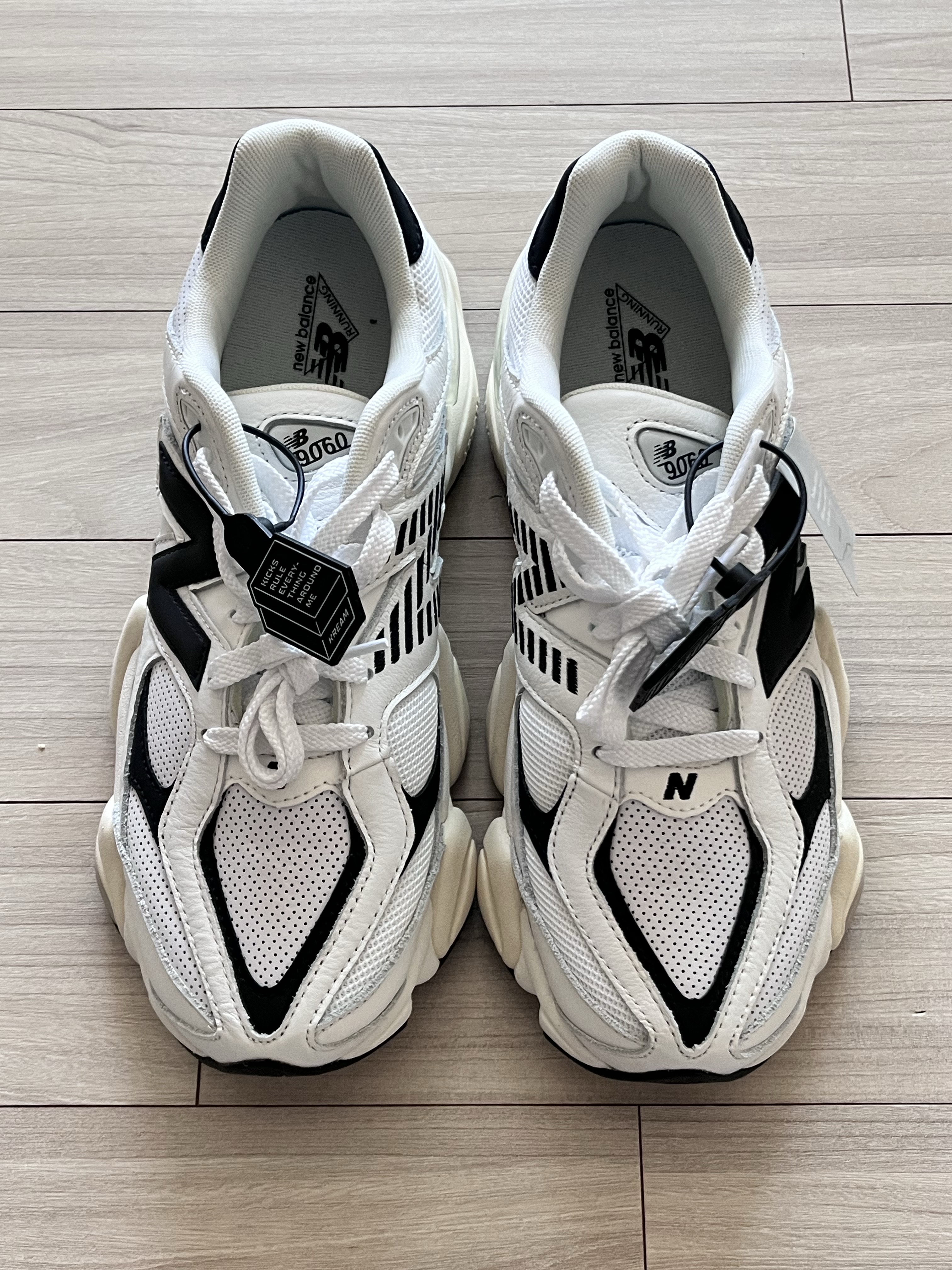New Balance 9060 White Black 착용 스타일 - 1