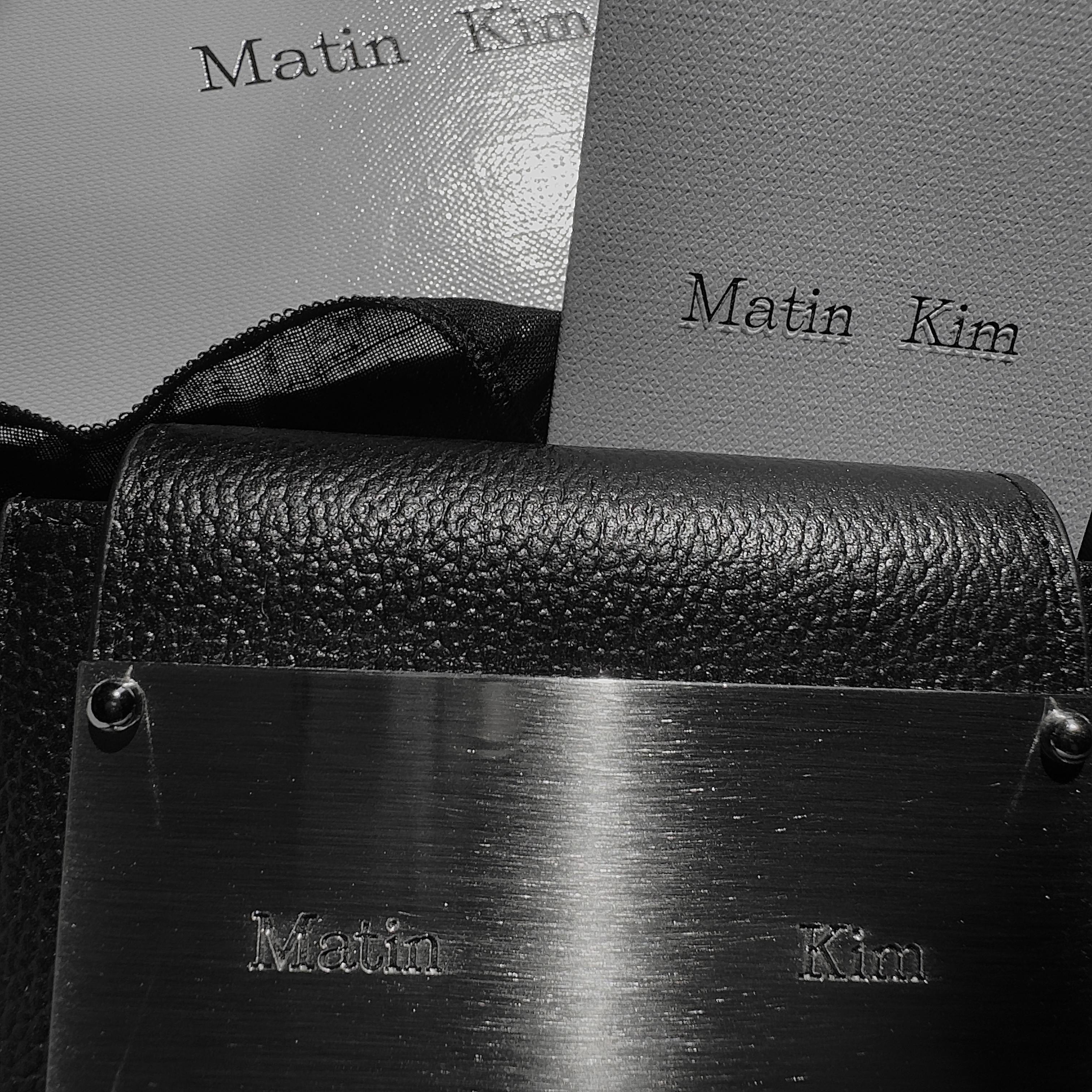 Matin Kim Accordion Wallet Black 착용 스타일 - 1