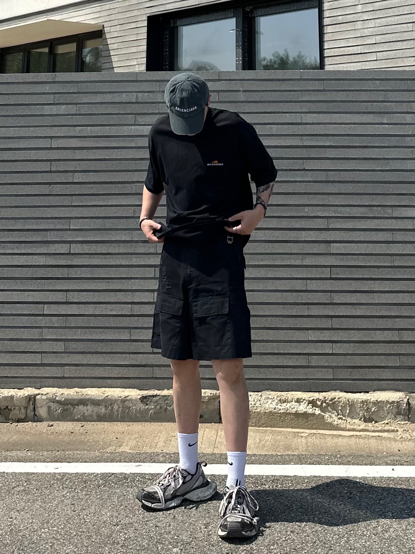 Balenciaga 3XL Sneakers Grey White Red 착용 스타일 - 1