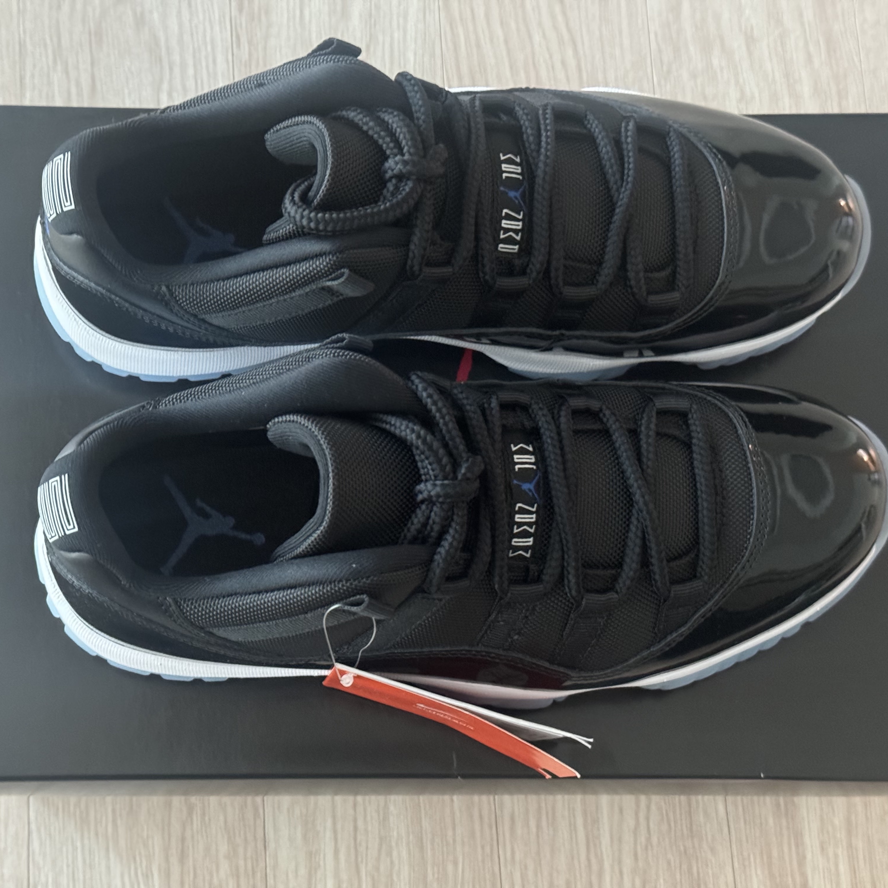 Jordan 11 Retro Low Black and Varsity Royal 착용 스타일 - 1