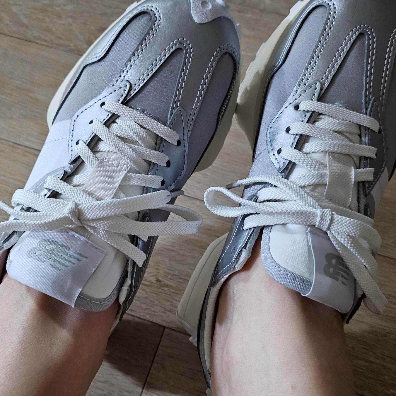 (W) New Balance 327 Metallic Silver 착용 스타일 - 2