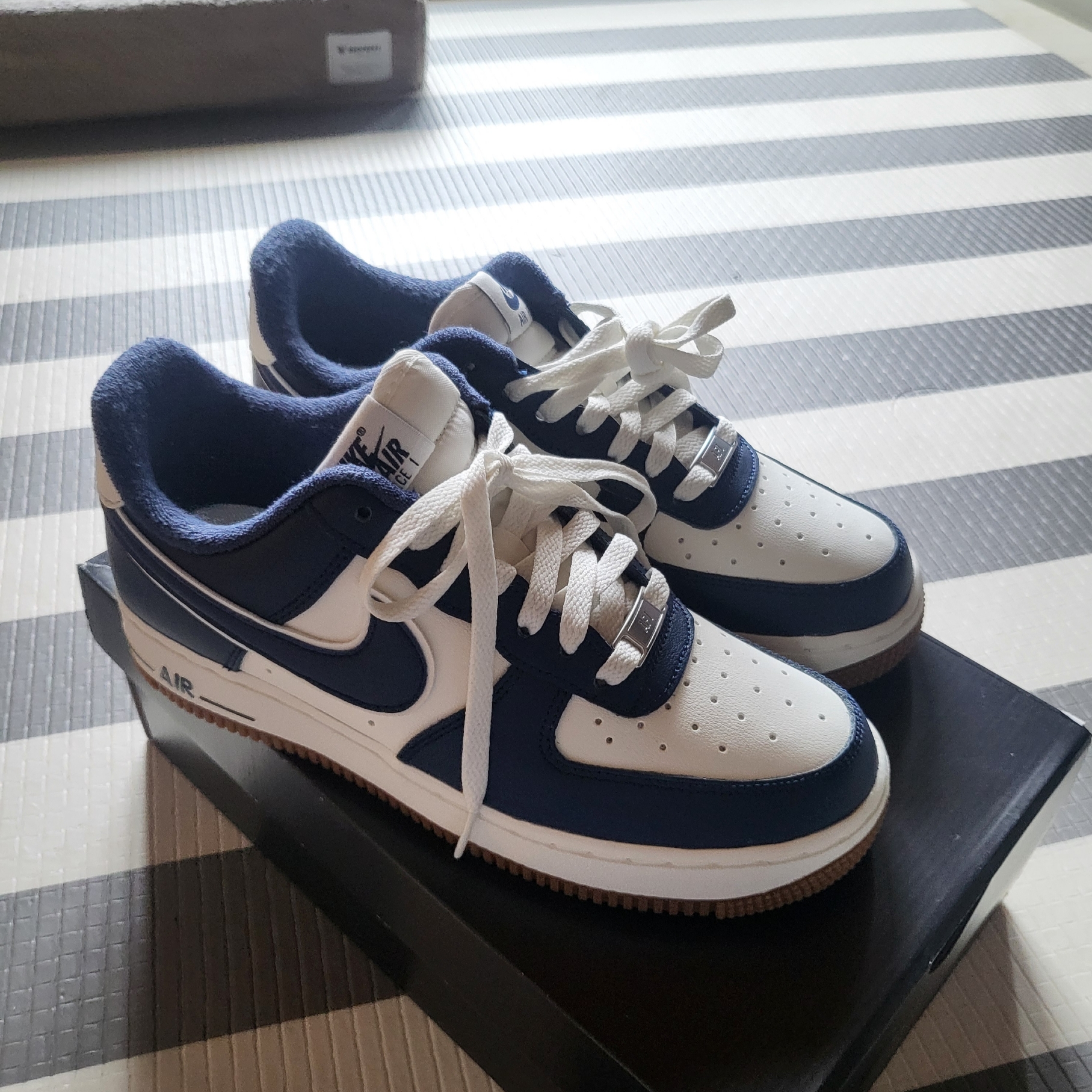 Nike Air Force 1 '07 LV8 Midnight Navy 착용 스타일