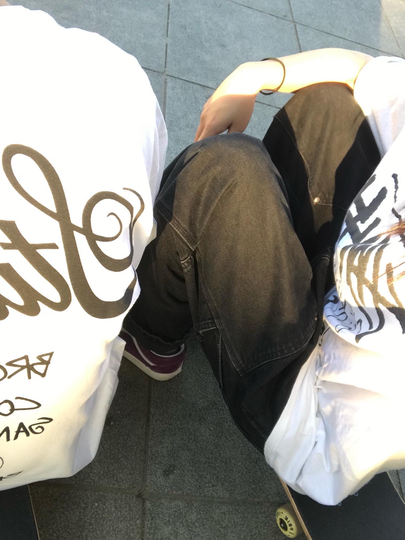 Stussy World Tour T-Shirt White 2024,2025, Adidas Spezial Handball Core Black 착용 스타일 - 3