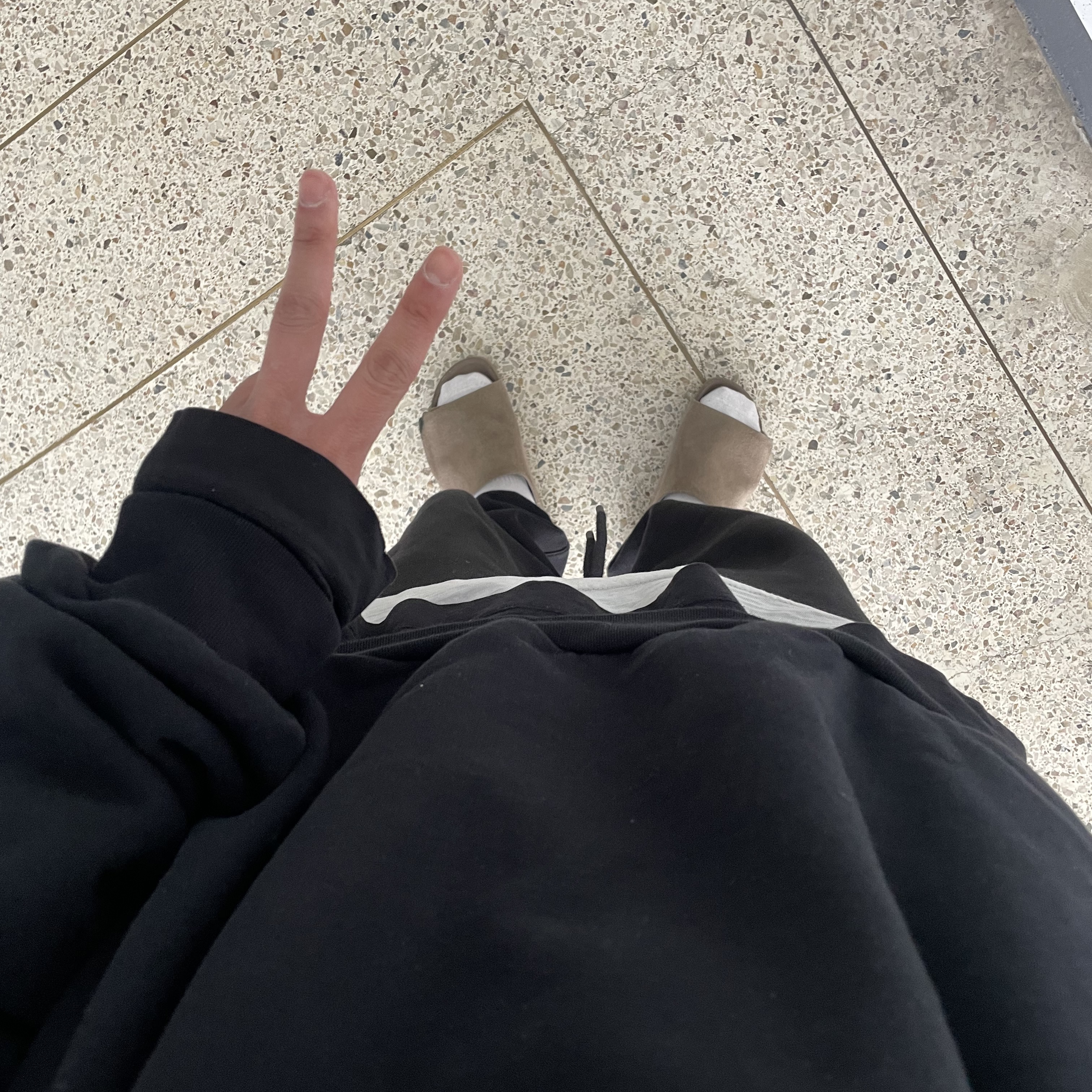 Fear of God x Birkenstock Los Feliz Suede Cement 착용 스타일