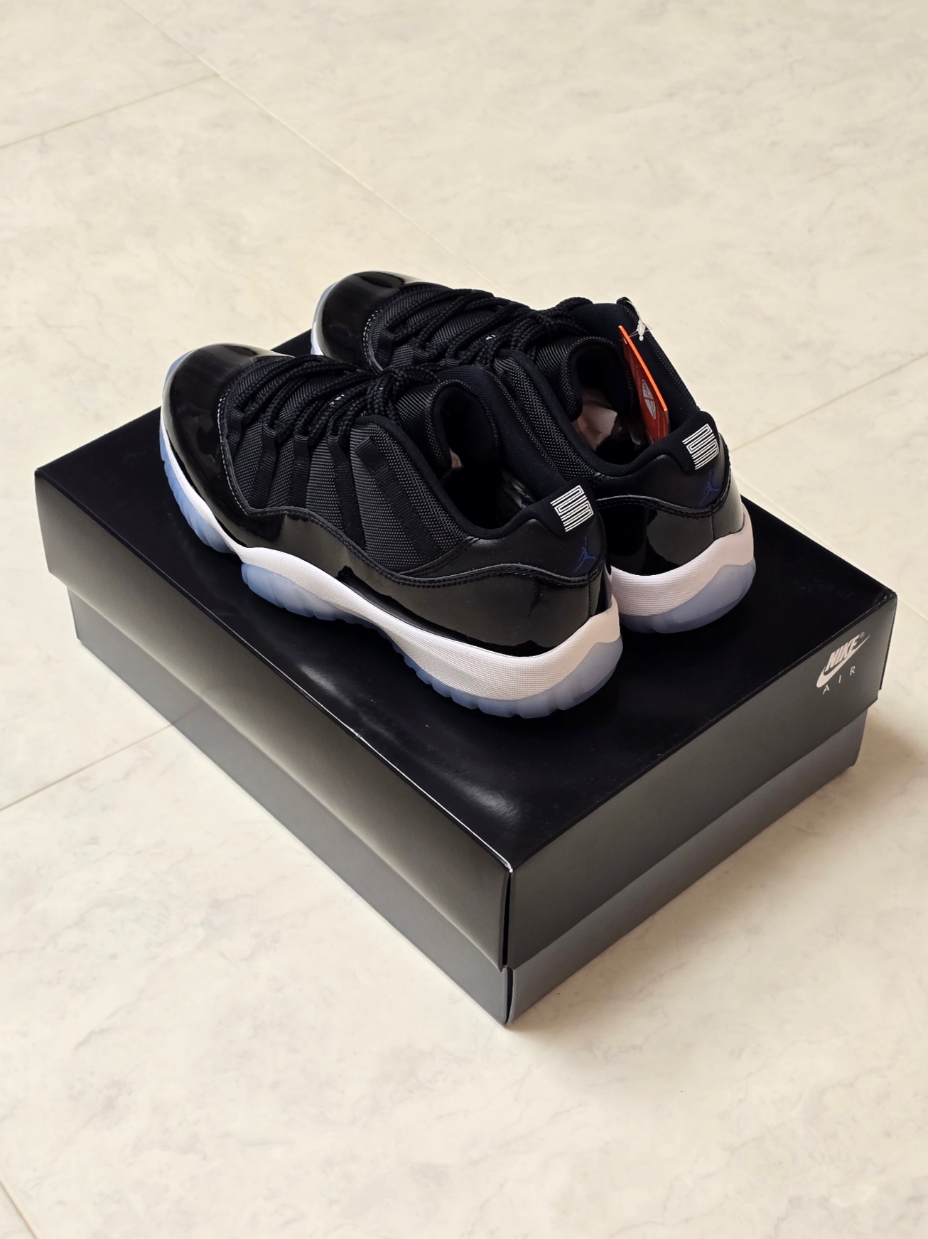 Jordan 11 Retro Low Black and Varsity Royal 착용 스타일 - 3