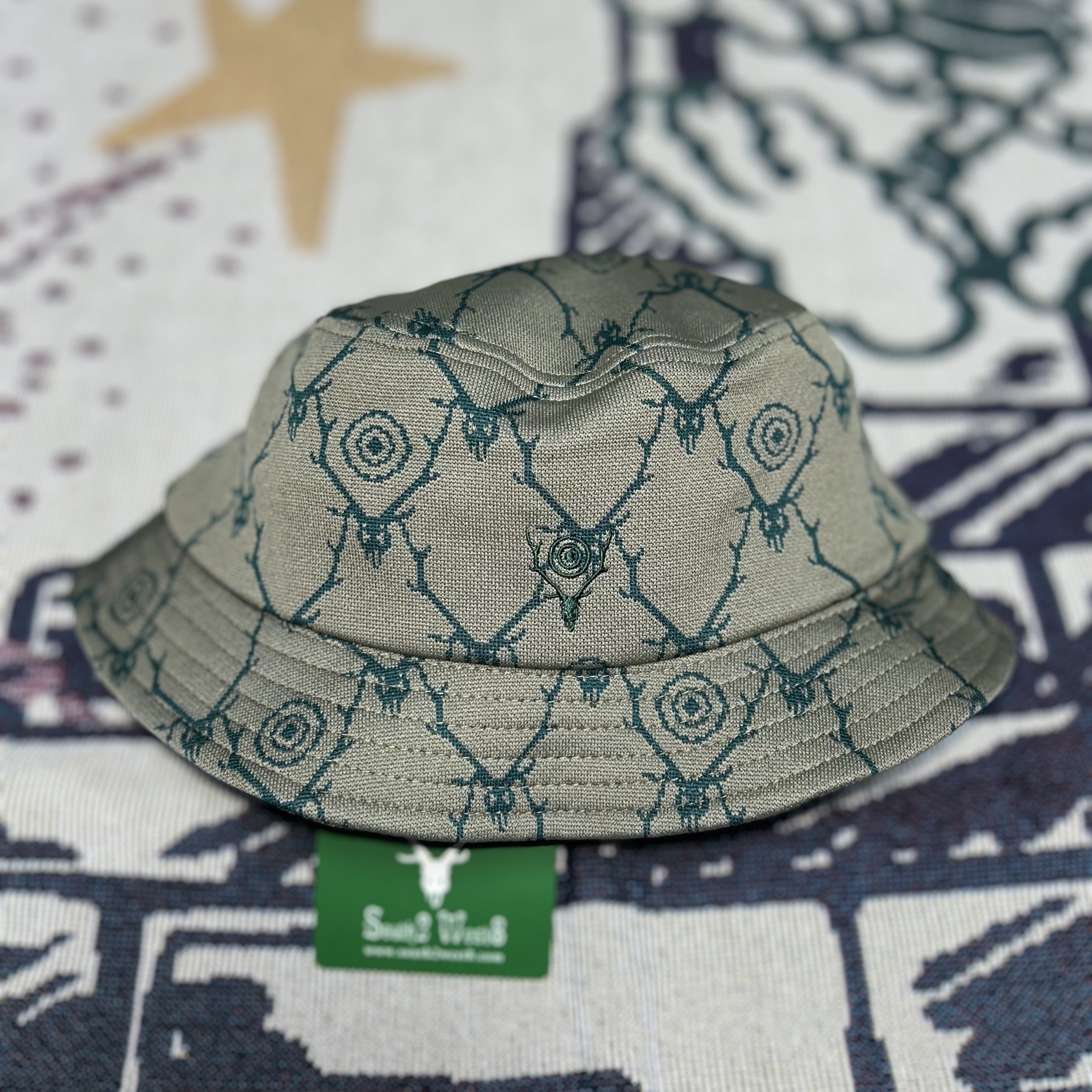 South2 West8 Bucket Hat Poly Jacquard Skull Target Khaki 착용 스타일 - 1