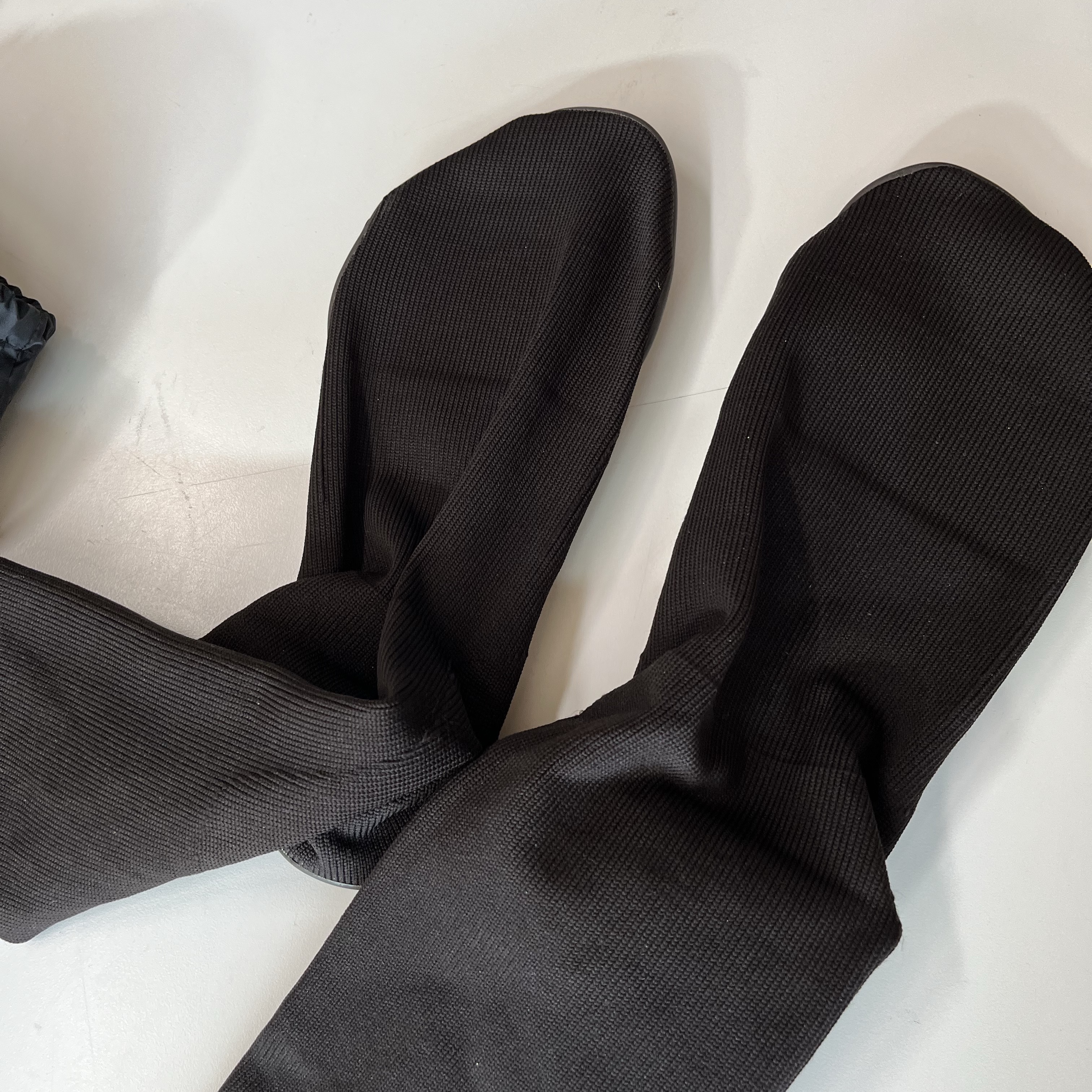 Yeezy YZY Pods Black 착용 스타일 - 1