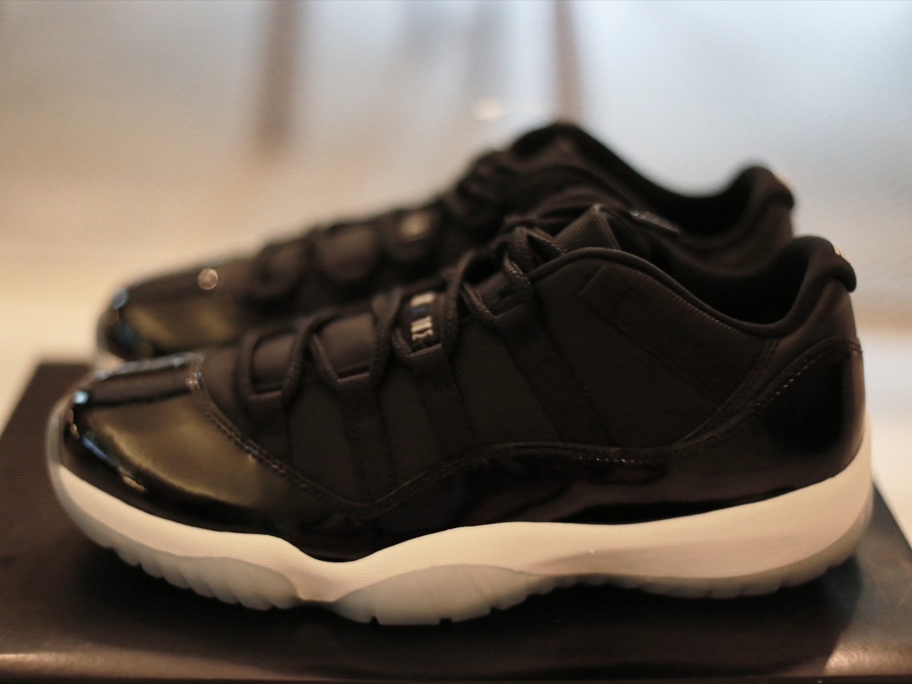 Jordan 11 Retro Low Black and Varsity Royal 착용 스타일 - 1