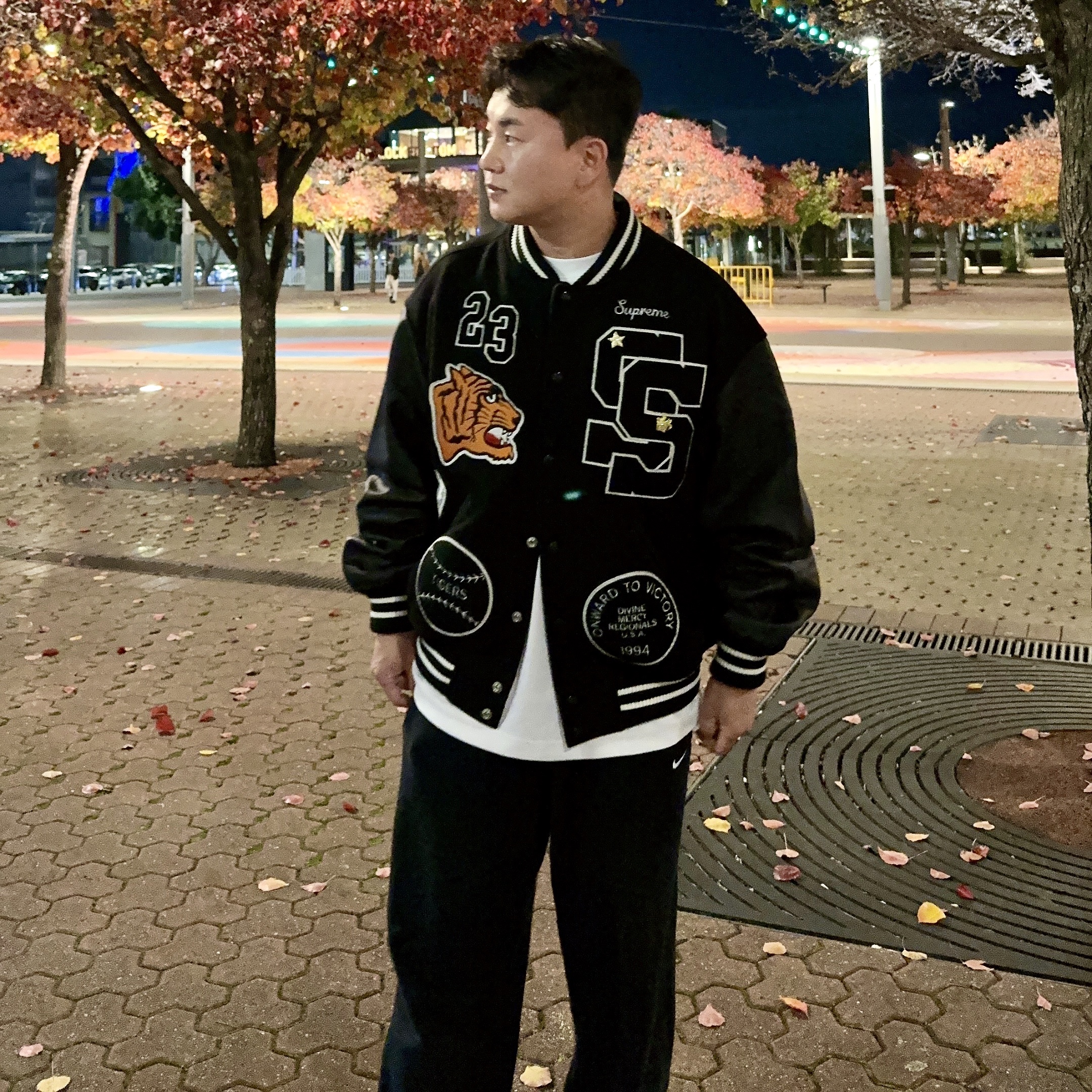Supreme Tiger Varsity Jacket Black - 23FW, New Balance 991v2 Made in UK Black 착용 스타일 - 1