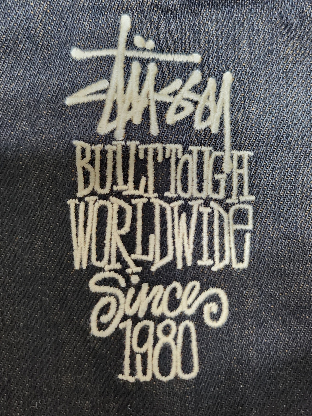 Stussy x Levi's Crispy Rinse Trucker Jacket Black 착용 스타일 - 3
