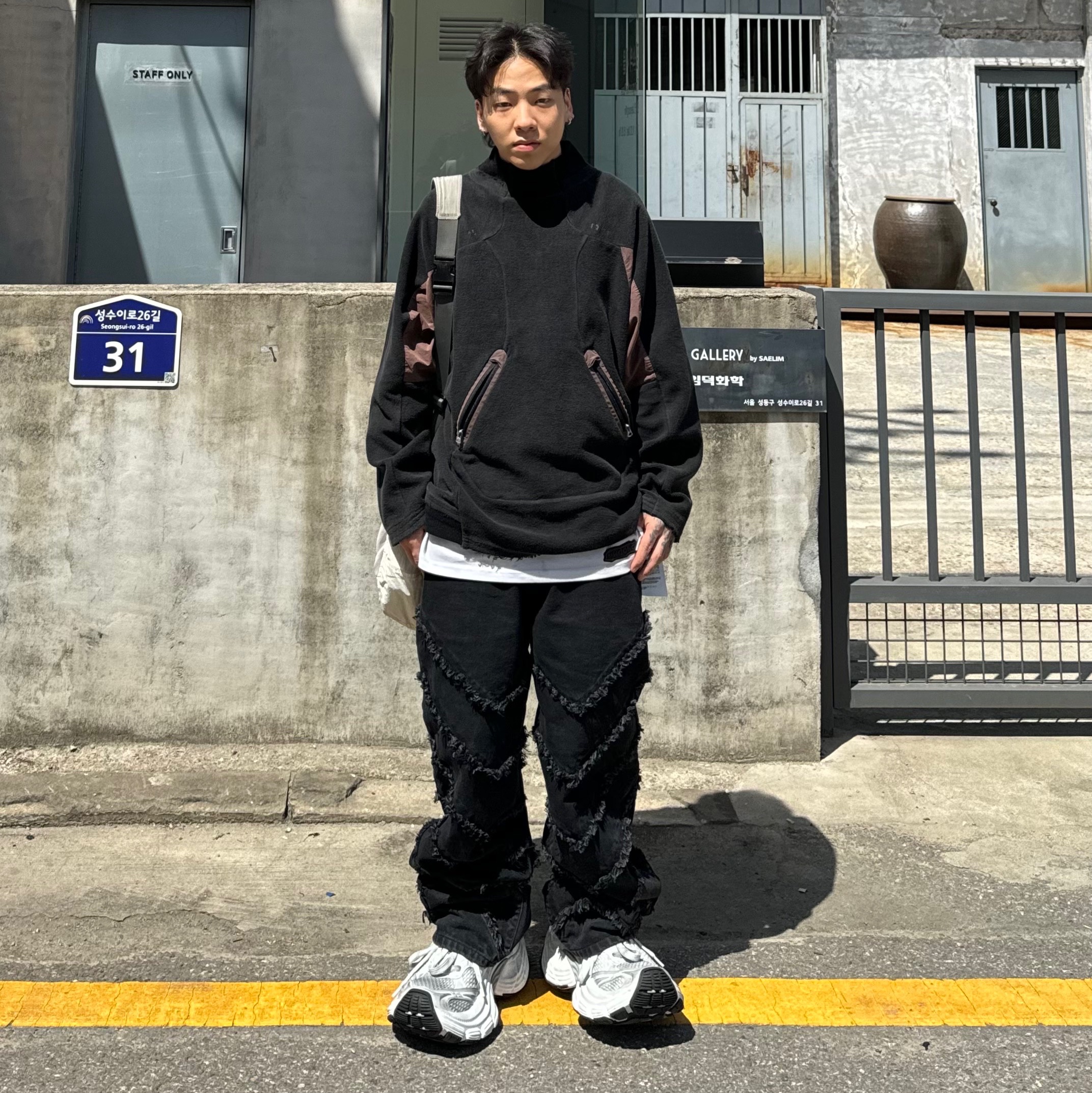 Balenciaga 10XL Sneakers White Grey Silver Black 착용 스타일 - 2