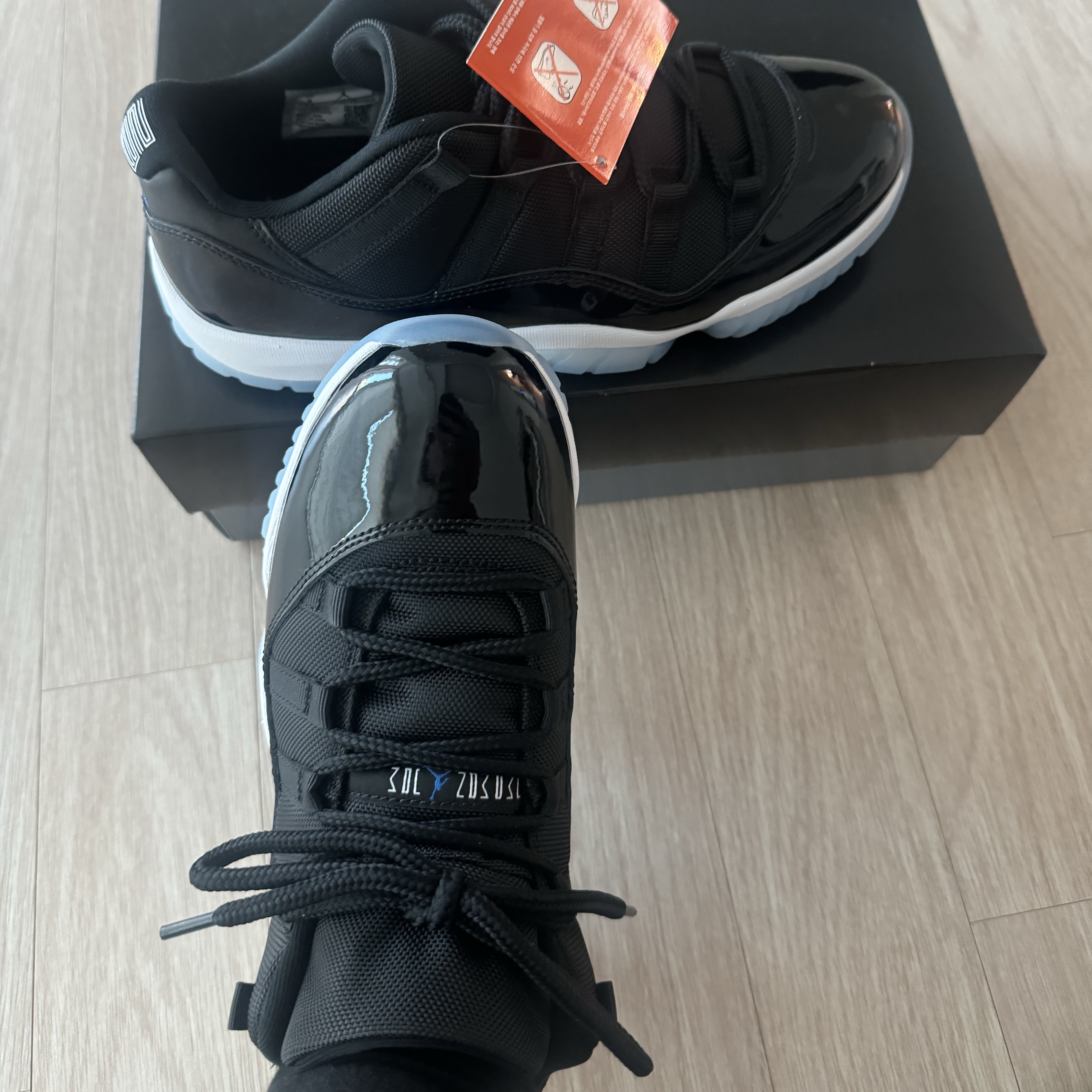 Jordan 11 Retro Low Black and Varsity Royal 착용 스타일 - 4