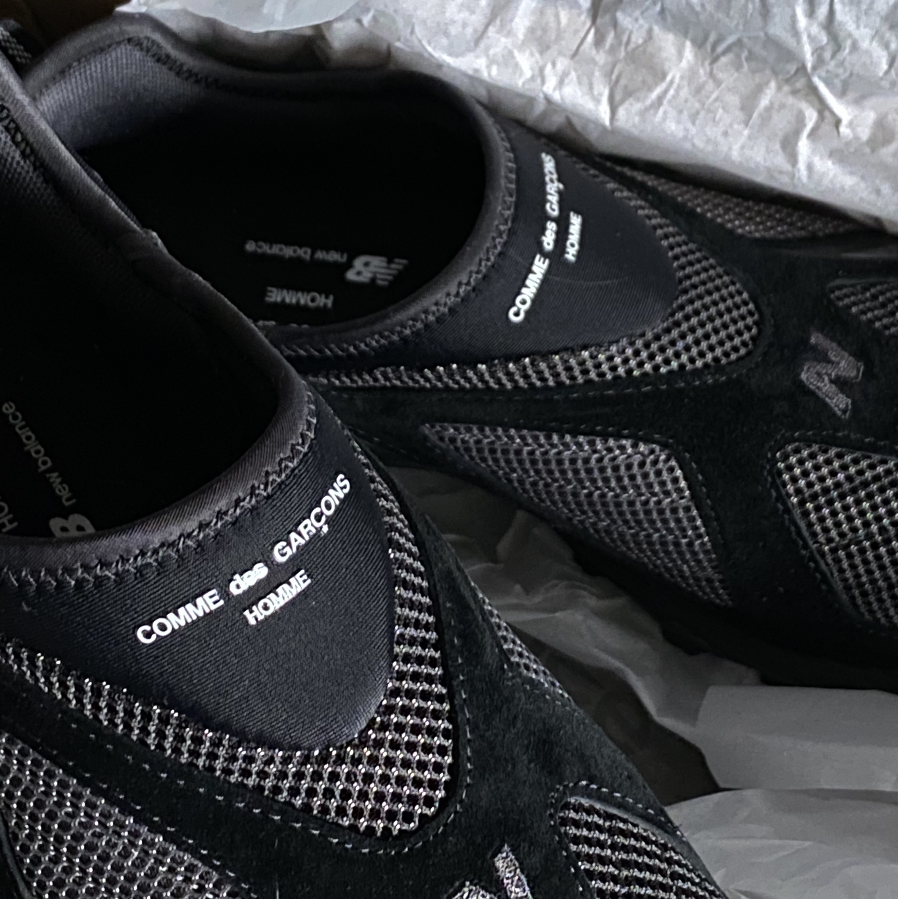 New Balance x Comme des Garcons Homme ML610S Black 착용 스타일 - 3