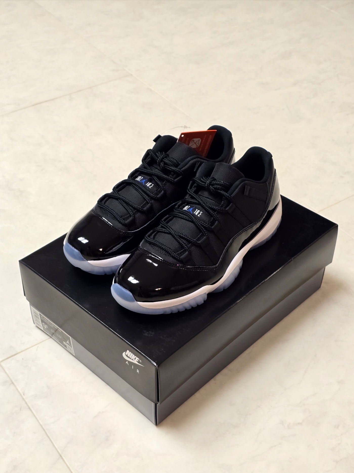 Jordan 11 Retro Low Black and Varsity Royal 착용 스타일 - 2