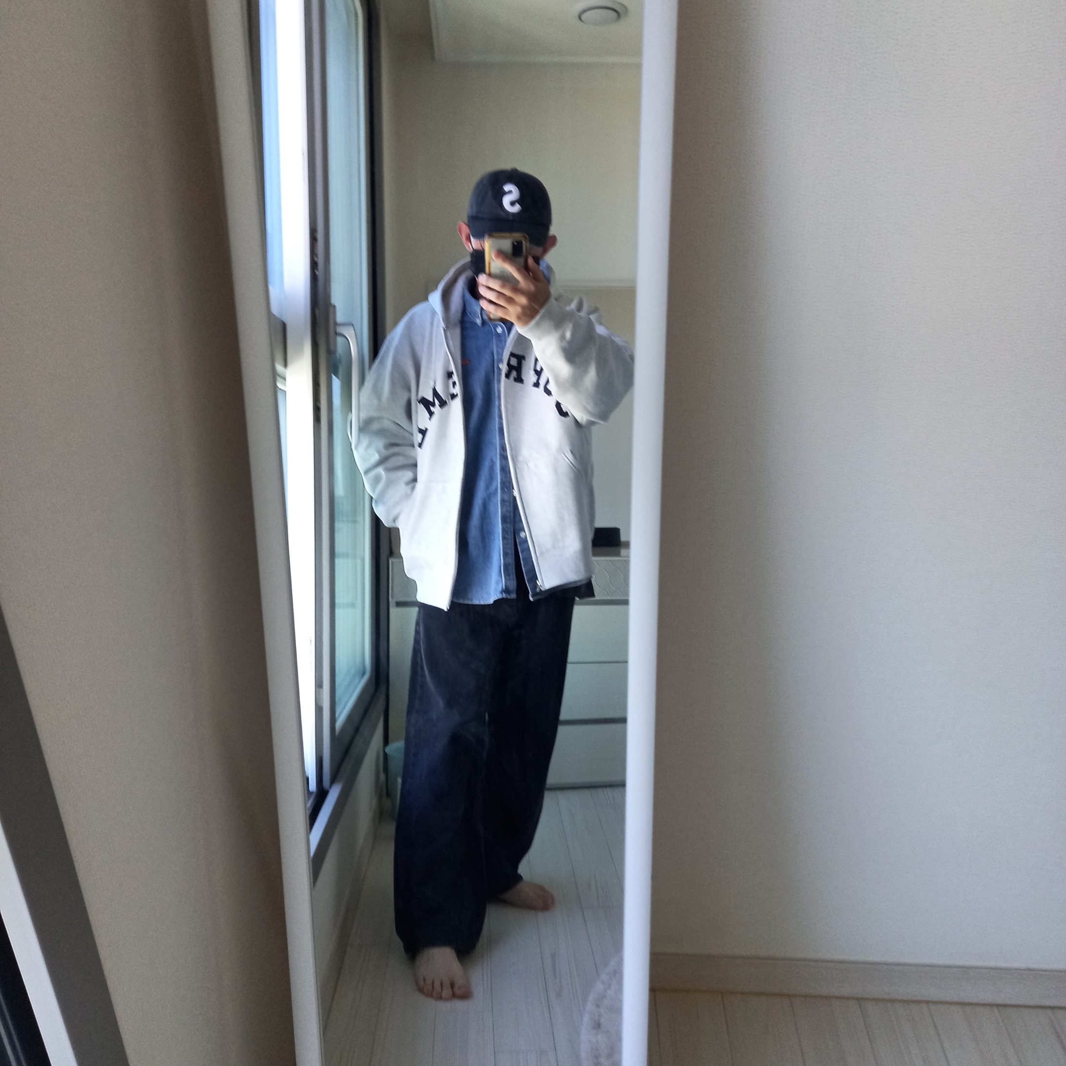 Supreme x Champion Zip Up Hooded Sweatshirt Ash Grey - 24SS, Supreme Seoul Box Logo T-Shirt White - 23FW 착용 스타일 - 2