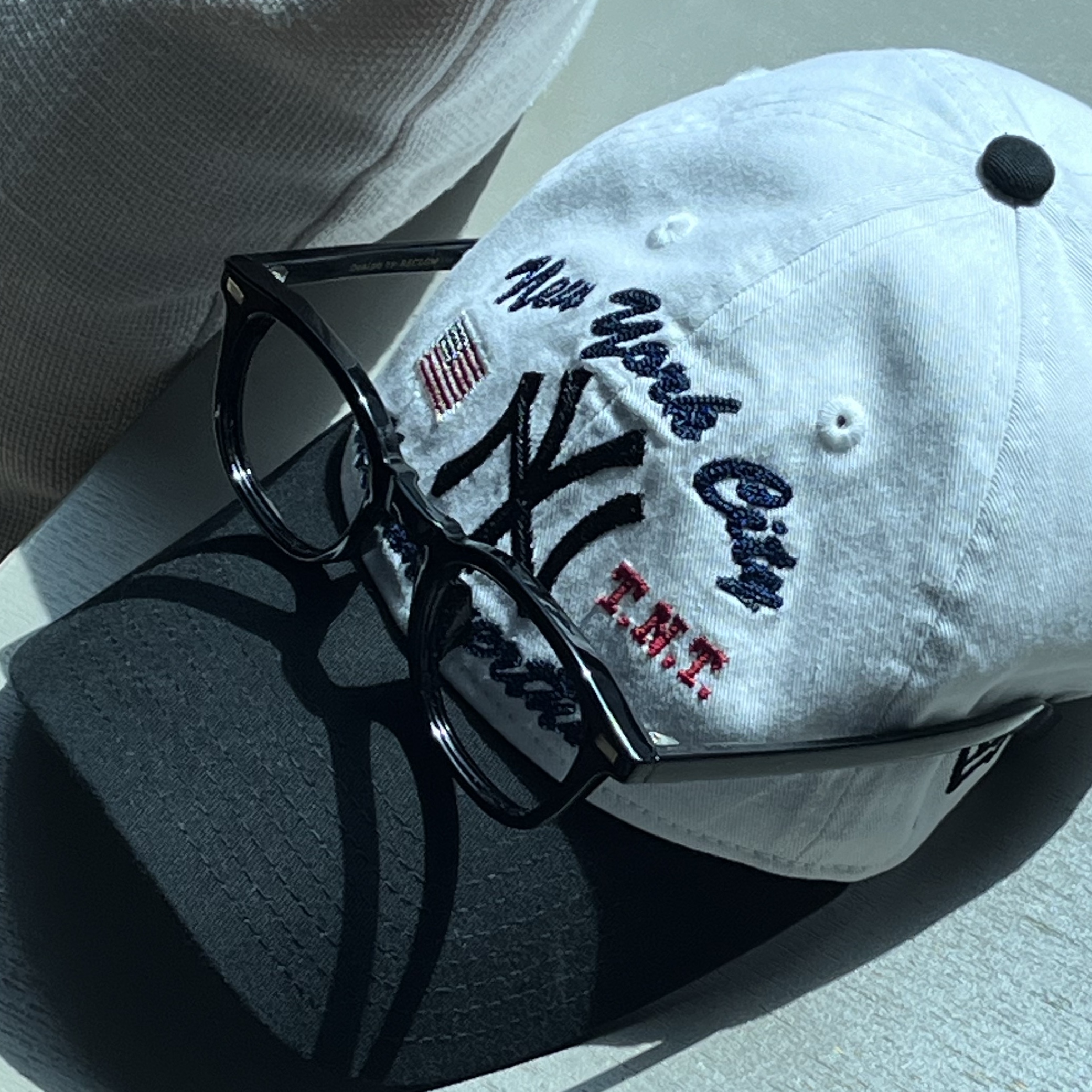 Thisisneverthat x New Era x MLB New York Yankees Unstructured Ball Cap White Black, Vans Black Ball SF Marshmallow Red 착용 스타일 - 2