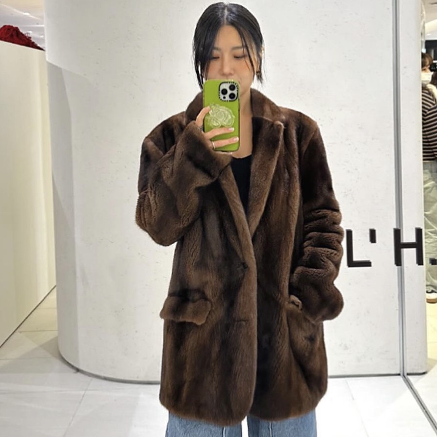[KREAM 단독] L'H.A.S De Base Timeless Mink Jacket - Brown 착용 스타일