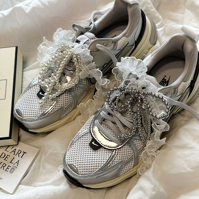 Nike V2K Run Summit White Metallic Silver 착용 스타일 - 1